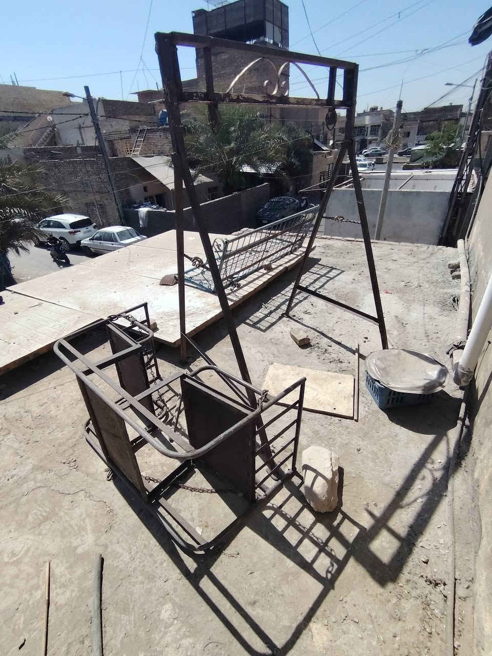 السلام عليكم توجد مرجوحه للبيع حجم كبير يحمل 6نفرات  + مرجوحة كبان يحمل 4 نفرات المكان : بغداد مدينة الصدر الاستفسار الاتصال على الرقم التالي ***********
