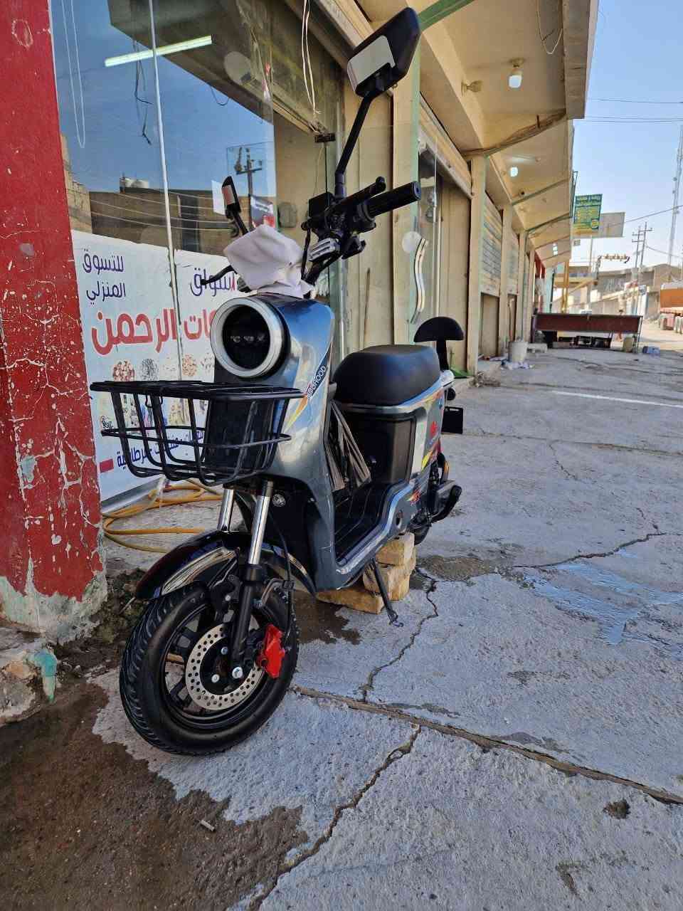 السلام عليكم من رخصه الادمن
دراجه شحن R9 موديل 2026 الجيل الحديث 
¹ الدراجه نضيفه مثل ما موضح امامكم فقط بيها خدوش 
² استعمال نضيف لمده 4 اشهر 
³الممشى 3km
⁴الدراجه من نوع شركه هدهد
⁵ البطاريات نضيفه ووضعها جيد 32 امبير 
⁶الملف 1200
⁷ملحقاتها كامله من اشاير وليد زينون 
⁸ نضام الرجوع للخلف R 
⁹ السرعه 99 حقيقي 54
¹⁰ شاحنه اصليه وياها
¹¹ ثنين بصمه ثنين سويج ثنين كارت شاشه 

السعر : 300 الف دينار قفل 

باقي التفاصيل للتواصل على الرقم ***********
