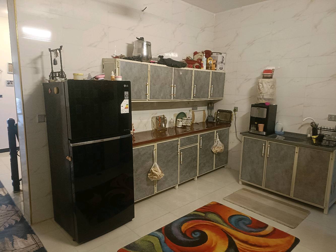 بيت ١٠٠ متر فول مواصفات طابقين نقص الغرفه الاخيره الفوك امسويهه سطح  كامرات وغاز دفن طابقين نقص الغرفه الاخيره الفوك بناء بدايه سنه   ٢٠٢٥ العنوان الزعفرانيه نهايت الاربع شوارع 
فرع المخبز المشتبى الفرع الرابع رقم الهاتف *********** السعر ١٣٠
شنو وضع الطابو بالضبط؟ صرف/مبدل/حر، وبي أي ملاحظات أو قابلية نقل مباشر؟: 
زراعي 
كم عدد الغرف والحمّامات بكل طابق، وشنو تفاصيل توزيع البيت من الداخل؟: 
ثلاثه 
البيت بأي جهة/زقاق بالزعفرانية بالضبط، وقريب من شنو معلم حتى يسهل الوصول؟: 
قرب مخبز المشتبى 
السعر ١٣٠ شنو عملته بالضبط: ألف دولار لو مليون دينار؟ وهل بيه مجال للتفاوض لو لا؟: 
١٣٠ مليون 
شنو الأشياء المشمولة بالبيع غير البناء، مثل المكيفات/المطبخ/الكاميرات/الأثاث، وهل أكو أي شغل بعده ناقص غير الغرفة الأخيرة؟: 
سخان تانكي عدد٢ 