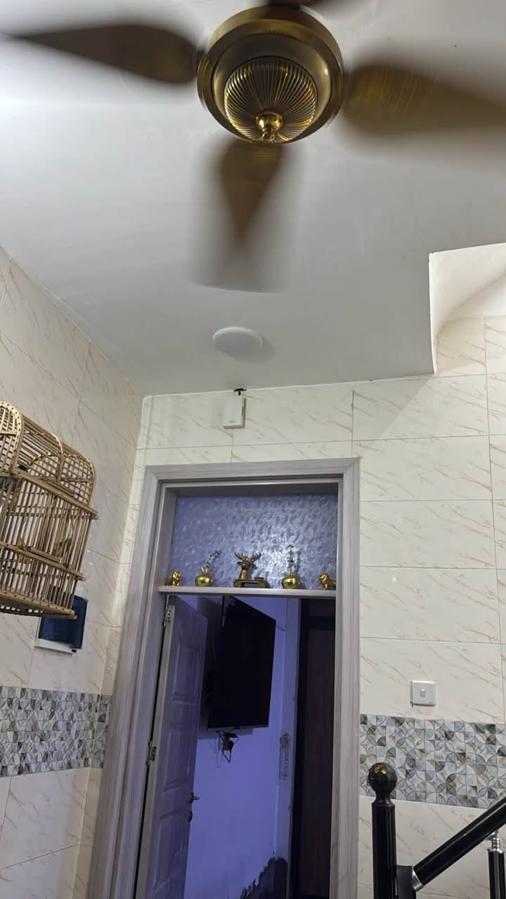 السلام عليكم بيت 50م للبيع طابقين كامل موقعه بال 9الف قرب حمورابي 
السعر 110
استفسار اتصل 
***********
