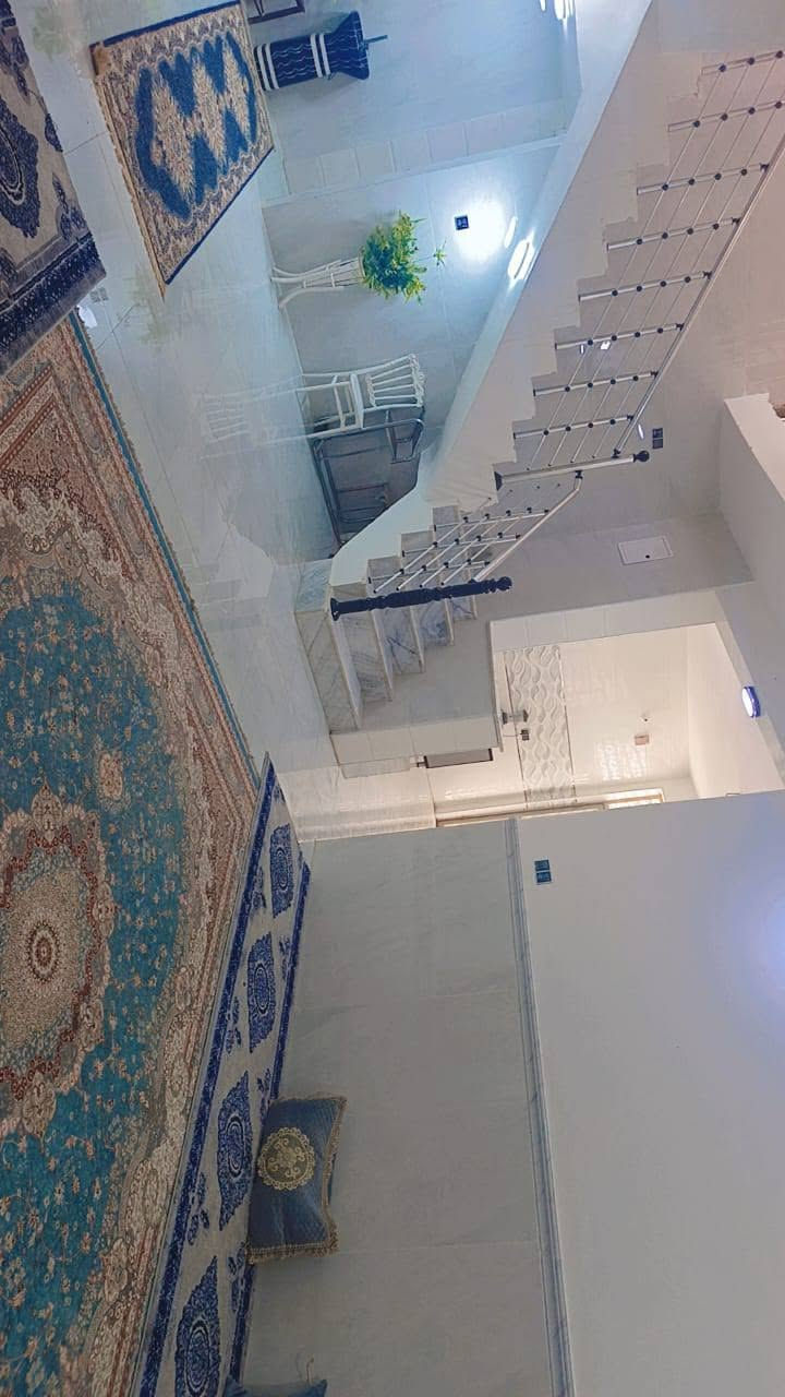 دار للبيع بالنداء شارع مجمع بيتي منطقة 53 مساحة البيت 200 متر طابقين على ساحةشغل درجة اوله ألواح هندي مرمر سعر 140 مطلوب 20 مليون الاستفسار خاص او تصال ***********
