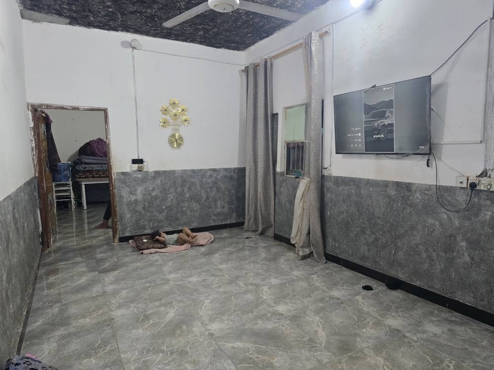 بيت للبيع مساحته ١٠٠ متر عنوانة نجف شارع كربلاء عامود ١٢٣ طريق ياعلي منطقة الهرموش يبعد  عن الشارع ٥٠٠ متر  قبل فترة طالع منه البنه البيت مشمول بلتطويب ومرقم ومرفوعه اله معاملة خدمات متوفرة مدارس قريبة يحتوي على  
غرفة ٤/٥
صالة ٥/٣ونص
مطبخ ٤/١.٨٠
استقبال ٤/٣.٢٠
طارمة ٣/٤
للبيع سعرة ١٦ وبي مجال بسيط هذا رقمي 
*********** النجف, العراق

