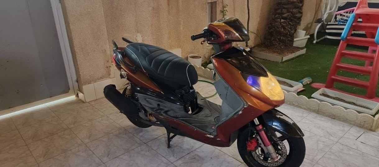 سكنس فحل (مزود بلاد من اليابان)، الدراجة جاهزة من كل شيء ومكفولة من النقص، تعديل وبراندات معروفة:
بوشة حجم 59 ونص (سرعة وتنسة حماوة).
كور 4 ولفات من شركة WF الغنية عن التعريف
.راديتر دهن رولة حجم 600 
صالنصة رياضية صچمية يابانية 
شوتة رياضية أصلية.
كلچات رياضية خلفي من شركة Dy .
يدات بريك قلاب مال PCX + فراك بريك رياضي + فلنجة رياضية.يدات سكليتر من شركة كوسو (Koso).
دبلات أمامي رياضي من شركة NCY .
دبلات خلفي رياضي (يصعدن وينزلن بلاد).
تاير جلاتين .
كشن رياضي
 سبايدر كاربون فايبر.
قطرة دهن رياضية أم القفل.
الدراجة متعوب عليها ومصروف عليها بقطع أصلية، 

مكاني واسط الكوت شارع اربعين 
سعر مليون 
***********
