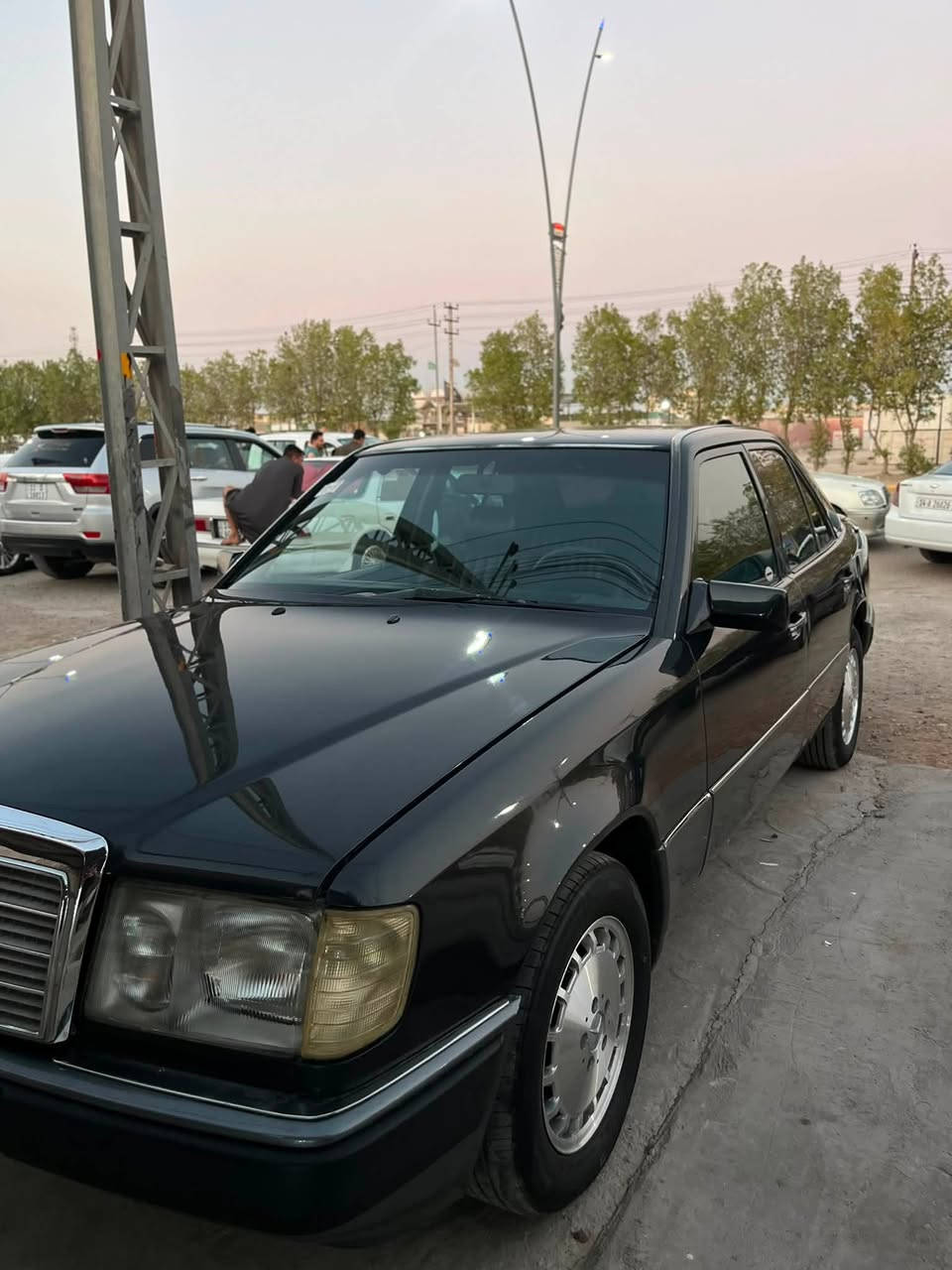 السلام عليكم للبيع مارسيدس دب
للبيع مارسيدس دب موديل 1991 رقم كربلاء باسمي مكفولة من الضربه مصبوغه عام جمالية فقط بدون تعمير او خياس  تخم تاير ويل جديد غرفه جلد جديدة مكينة بلاد تبريد شغال السعر 75 وبيها مجال 
للاستفسار *********** العنوان البصرة قضاء القرنة
