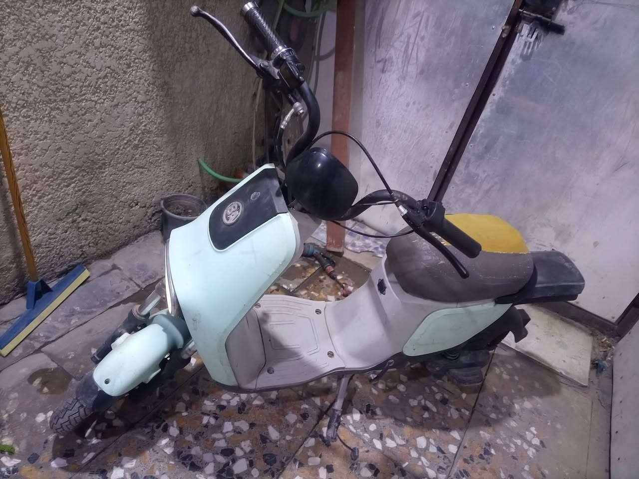 سلام عليكم دراجه للبيع هاي صوره تشتغل مره ومره تفصل بطاريات ٤جدد كبار ابيع هذا الموجود التفيده يقيم وياخذ بحق الله وياه شاحنه مالته//  بغداد ***********
