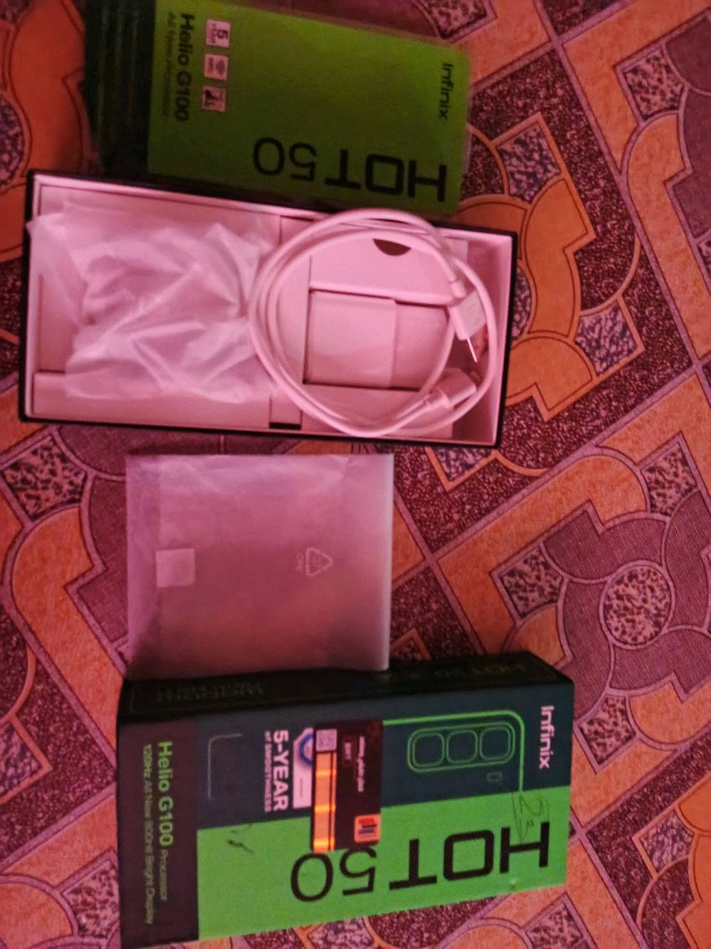تلفون INFINX HOT 50 جديد كامل ملحقاتة ويا (شاحنة+سماعات+ مفتاح شريحة + كارتونة الجهاز) 
ذاكرة 256
رام6+6
بطارية 🔋 5000
90 فريم اغلب الألعاب 