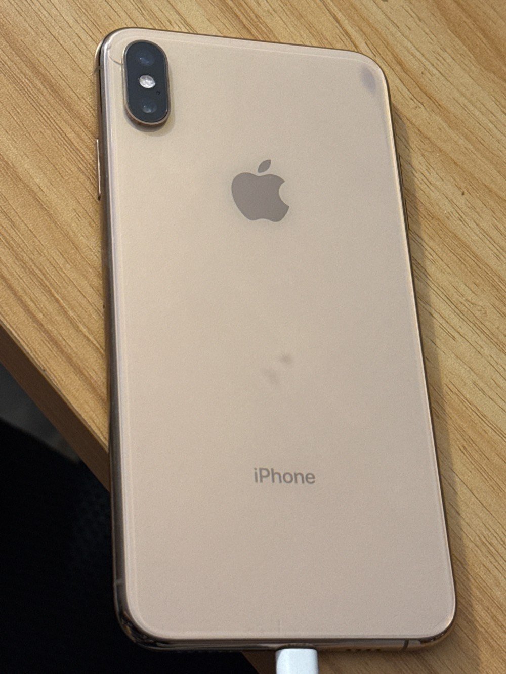 📱 iPhone XS Max – ذهبي

• الجهاز شغال بالكامل وكل الوظائف الأساسية تعمل بشكل طبيعي.
• الشاشة مبدلة أكثر من مرة، لكن حالياً تعمل بشكل طبيعي وما بيها مشكلة بالاستخدام.
• الجهاز كان استخدام شخصي سابقاً.
• 🔋 صحة البطارية: 70%.
• ❌ Face ID لا يعمل، وتوقف عن العمل بشكل مفاجئ أثناء استخدامي للجهاز.
• غير ذلك، الجهاز يعمل بصورة طبيعية.

ملاحظة: تم ذكر جميع العيوب بكل وضوح، والجهاز يُباع على حالته الحالية.