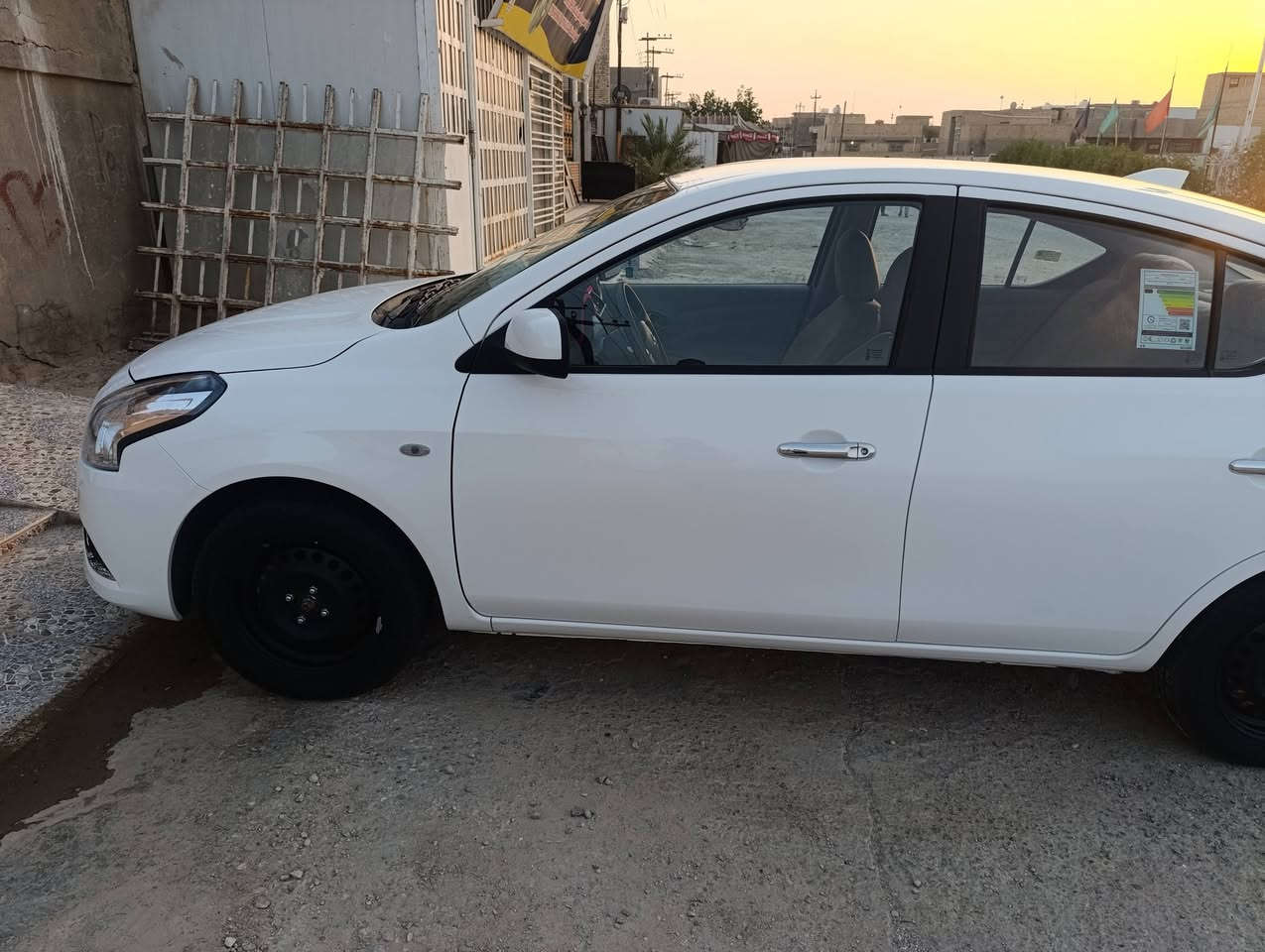 سني هندي بليته زركه موديل 24 استلام شركة السور 
 كفاله عامة من كل شئ شرط التحويل 
باسمي مرقم بغداد انكليزي ماشيه 12.500 كيلو اخت الزيرو 
دوشمة جديدة وارضية جلد مامشتغلة تكسي 
دهن اصلي و كله بانزين محسن 
 السعر  127 
 العنوان الديوانية/ ***********
