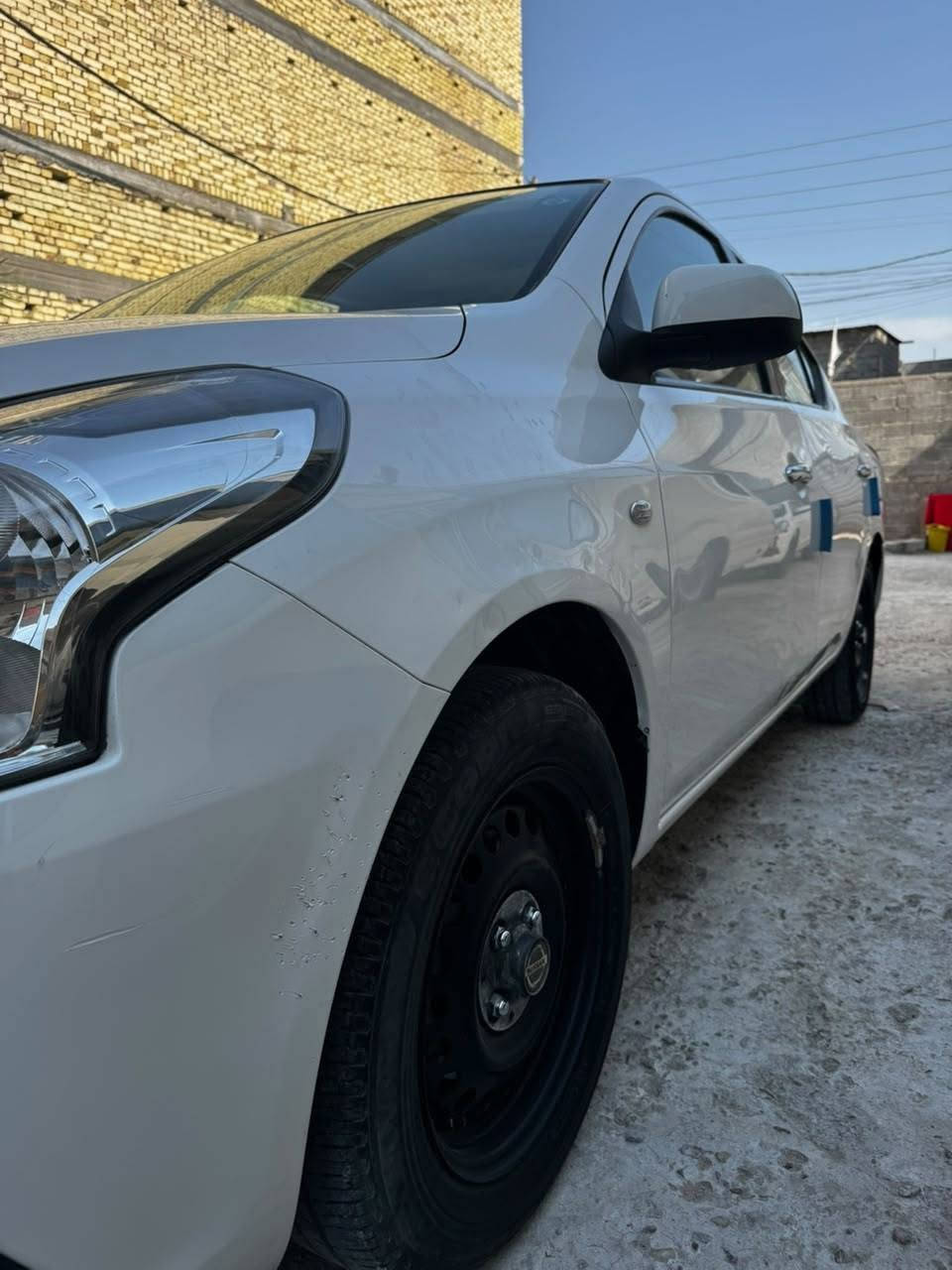 نيسان صني هندي بليته زركه مديل 24 اقساد استقطاع مباشر بيها ضربه بجم  خلفي صفحة العبريه وراجع  وتبديل قبق الجنطه لبلادي موجود وبيها ملاحضات بسيطه كلش  السيارة ماشيه 52 دوشمة ارضيه وصندوق  نضيفه مثل ما موضح بالصور تجي وشوف بعينك رايدها 93 وبيها مجال البصرة التنومه ***********
