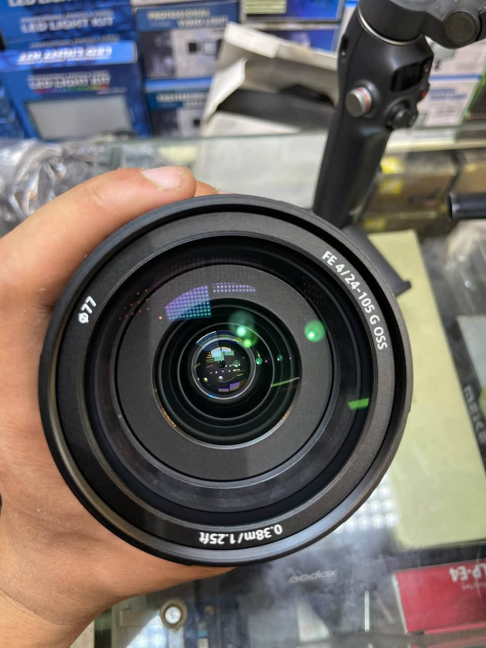 🔥 عدسة Sony FE 24-105mm F4 G OSS — عدسة واحدة لكل اللقطات! 📸

إذا تريد عدسة تجمع بين الحدة، الزوم، التثبيت والتنوع، فهذه من العدسات العملية جدًا لكاميرات سوني بنظام E-Mount.

✨ المواصفات:
🔹 الموديل: Sony FE 24-105mm F4 G OSS – SEL24105G
🔹 البعد البؤري: 24–105mm
🔹 فتحة ثابتة: F/4 على كامل مدى الزوم
🔹 التثبيت: Optical SteadyShot (OSS)
🔹 نظام التركيز: AF / MF
🔹 عدد شفرات الحجاب: 9 شفرات دائرية
🔹 أقرب مسافة تركيز: 0.38 متر
🔹 قطر الفلتر: 77mm
🔹 الوزن: 663 غرام تقريبًا
🔹 مخصصة لكاميرات Sony E-Mount Full Frame
🔹 عدسة من فئة G Lens بجودة بصرية عالية. 

🎯 مناسبة لـ:
📷 البورتريه • 🏞️ المناظر الطبيعية • 🎥 الفيديو • 👰 الأعراس • 📸 تصوير المنتجات • 🏙️ التصوير اليومي

💎 عدسة 24-105mm تعطيك مجال واسع للتصوير بدون الحاجة لتبديل العدسات باستمرار.

🚚 توفير خدمة توصيل لجميع المحافظات العراقية

📍 بغداد – الباب الشرقي
📞 ***********
📩 للطلب والاستفسار راسلنا على الخاص
