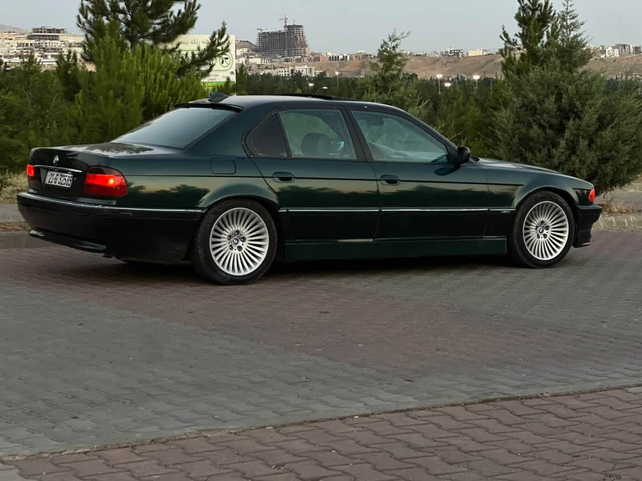 السلام عليكم   
 السياره موديل 1996 حجم 728i
السياره جديده  وعليه نصبه تخبل
صبغ جديد جماليه فقط بدون حادث
حداديه امامي خلفي جديد +تخم تاير جديد
تخم ويل شعاع اصلي مو تجاري لافطر ولاتصليح
غرفه جلد اسود نظيفه 
كير مكينه كهربائيات كله بشرط  
لايت عالي ناصي زنون اسوارات لد متغير 
رقم سليمانيه / الجديد  بسمي السياره 
السياره مابيه اي نقص كامله من كلشي ومكلفتني فوك ال110
 السعر هسه عارضه ب85 وبيه مجال 
المكان / كربلاء ***********
