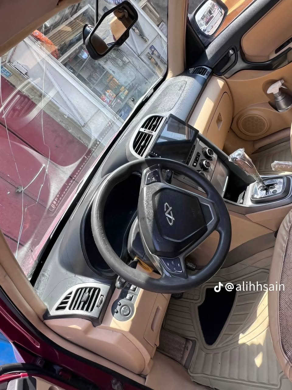 للبيع ٤٢ ورقة وبيها مجال بسيط
٢٠١٣ كير كهربائي رقم بغداد 
بدون ظربة بيهة جراد قمارة وبنيد 
مسويلهة ادامة كاملة ١٣ ورقة صارف عليهة 
مكانها بلديات 
***********

نص مكتوب في الصور:
- @alihhsain
- للببع 2013 كير كهربائي