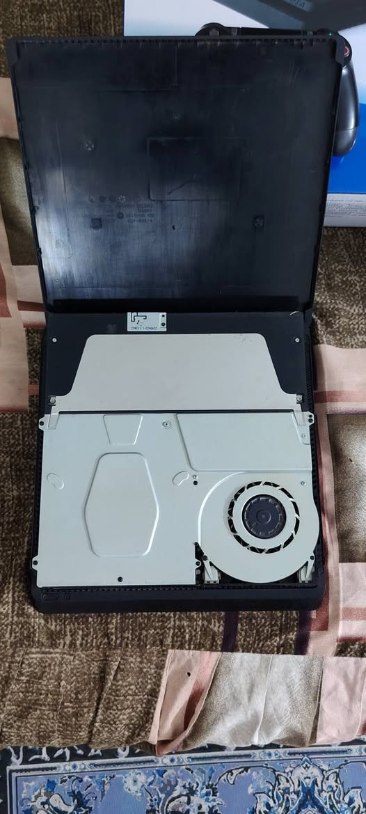 السلام عليكم من رخصه صاحب الكروب بلي 4 سلم مال باله اونلاين كامل ملحقات كارتونه يده اصليه كيبل HDMI واير شحن مال جوستك واير بور و قرص GTA5 الجهاز لك ستيكر كامل كلشي ما ناقصه السعر 225 و بي مجال حك جيتك مكان بغداد الدوره ابودشير رقمي *********** متوفر واتساب و اتصال شريحه
