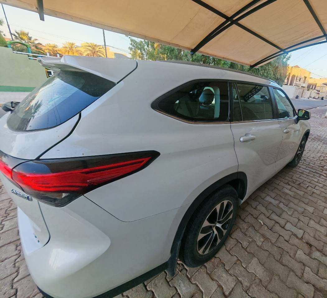 للبيع | Toyota Highlander Hybrid GLE 2023 🚘
إذا كنت تبحث عن سيارة عائلية اقتصادية، اعتمادية، وبضمان الوكالة، فهذه فرصة مميزة.
المواصفات الأساسية:✅ موديل: 2023
✅ الفئة: GLE Hybrid
✅ وارد عراقي – ضمان وكالة جيهان
✅ ضمان بطاريات الهايبرد لمدة 8 سنوات
✅ صناعة أمريكية حسب المواصفة العراقية
✅ عدد المقاعد: 7 مقاعد (3 صفوف)
✅ الممشى: 40 ألف كم (قابل للزيادة لكون السيارة مستخدمة)
✅ لون ابيض
الحالة:
بحالة الوكالة واستخدام بيت فقط.
نظيفة جداً وجاهزة للاستخدام دون أي مصاريف.
المحرك والأداء:
محرك بنزين 2500 سي سي مع محرك اضافي تعزيزي هايبرد.
اقتصادية جداً في استهلاك الوقود.
نظام دفع رباعي (AWD) مع أنظمة تحكم بالثبات والقيادة مختلفة لوضعيات الطرق.
أبرز التجهيزات:
• رادار أمامي وخلفي.
• فتحة سقف سلايد.
• فتح الأبواب باللمس.
• باب صندوق كهربائي.
• بردات ابواب خلفية بلادي.
• مرايا جانبية كهرباء.
• عداد ديجيتال الكتروني.
• مفتاحان أصليان (بصمتان من الشركة).
• شاشة تدعم Apple CarPlay & Android Auto.
• مقعد السائق كهربائي.
• مقاعد قماش.
• إضاءة LED مع زينون.
• تكييف أوتوماتيكي ثنائي المناطق (منفصل للسائق والراكب) اضافة لقطعتي تبريد منفصل خلفي وامامي.
• فتحات تبريد للمقاعد الخلفية.
• جنوط نيكل ثنائية اللون قياس 18 إنج مع السبير الأصلي (عدد 5).
• إطارات قياس 18 المخصصة لفئة الـSUV.
• ومواصفات إضافية عديدة.
الملاحظات:يوجد خدشان بسيطان ناتجان عن باب المنزل، مع طخة بسيطة جداً في البونيد، ولا تؤثر على السيارة إطلاقاً ولا تحتاج أي مصروف. 
السعر:
💰 369$ قفل قفل.
معلومات التسجيل:
📄 رقم السليمانية باسمي – تحويل خلال يوم واحد.
للاستفسار أو المعاينة يرجى الاتصال او مراسلة واتساب.
*********** تكريت, صلاح الدين
