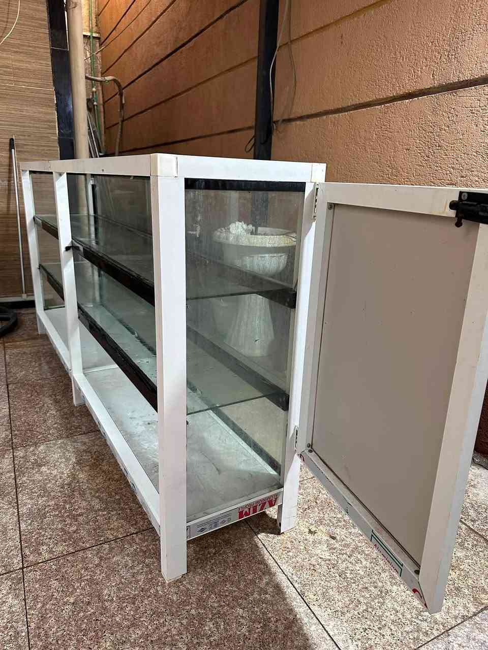 للتواصل على الواتس اب‎⁨‪
***********‬⁩

جام خان (فترينة عرض) ألمنيوم مع زجاج للبيع
📏 المقاسات:
 ● الطول: 214 سم
 ● الارتفاع: 101 سم
 ● العمق: 37 سم
المواصفات:
 ● هيكل ألمنيوم أبيض متين.
 ● زجاج شفاف من جميع الجهات.
 ● رفّان زجاجيان لعرض المنتجات.
 ● مساحة تخزين سفلية مع باب جانبي.
 ● مناسب لمحلات الكوزمتك، العطور، الإكسسوارات، الموبايلات، السوبر ماركت وغيرها.
 ● الحالة: مستعمل بحالة جيدة.
💰 السعر المطلوب: 250,000 دينار قابل للتفاوض بالمعقول
