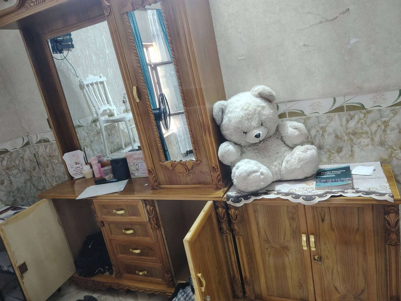 السلام عليكم غرفة اخشاب صاج الثقيل الدرجه الاولى كلفني عملها 3ملايين وربع مستعمله قليل جدا حاليا ابيعها 2مليون وربع وبيه مجال بسيط *********** عنوان بابل ابي غرق
