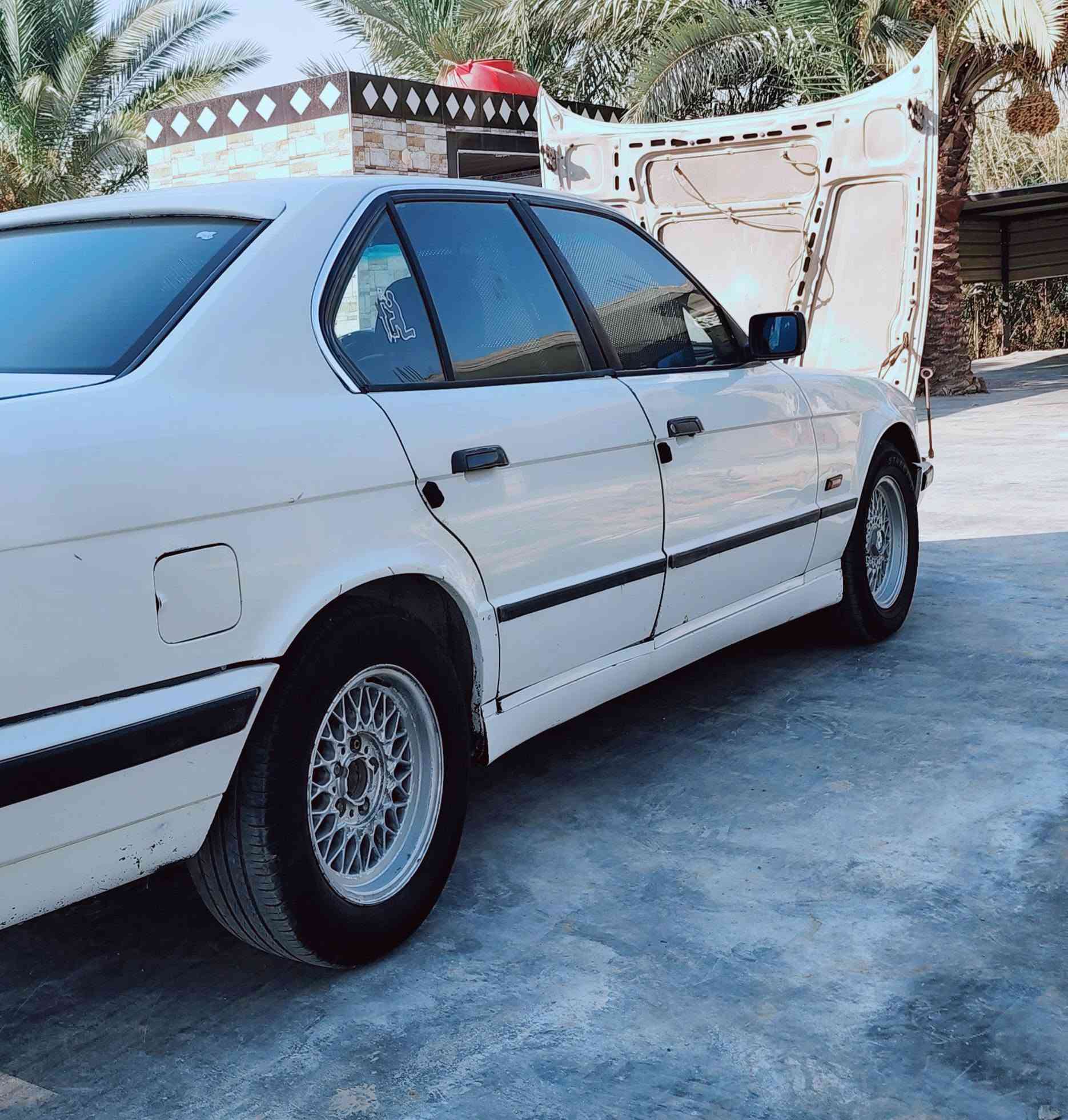 ​📢 إعلان بيع سيارة (BMW E34)
النوع : BMW E34 (الفئة الخامسة)
موديل: 1992
اللون الخارجي: أبيض ملكي
اللون الداخلي: ماروني مميز ونظيف جداً
الوارد: ألماني (الأصل والأمتن في الهيكل والتحمل)
الأصول : سنوية بغداد، باسمي داخلة هزة وكافة الاجرائات الامرورية (تحويل مباشر )
​⚙️ المواصفات والفحص الفني:
​المحرك : محرك M30 سعة 3.5 لتر، بحالة ممتازة كير: اوتوماتيك شرط كفالة .
​الحدادية: حدادية كاملة أمامي وخلفي جديدة ومبدلة بالكامل قبل 20 يوم + ميزانية وبالنص  (السيارة ثابتة وناعمة بالشارع وبدون 
​التبريد: شغال (ثلج) والمنظومة ممتازة .
​الكهربائيات: منظومة الكهربائيات شغالة بالكامل ابلاد  وبدون أي مشاكل.
​البودي والشاصي: البودي أبيض ونظيف، شاصي وجاملغات.
​🔶 البجم العريض: السيارة "بجم عريض" أصلي، المظهر المرغوب والأكثر هيبة لهذا الموديل.
​💺 الكراسي: الكشنات كهربائية وشغالة تماماً، مريحة جداً ونظيفة.
​🎵 منظومة الصوت: مسجل ومنظومة صوت شغال بالكامل بحالة ممتازة.
​🚗 الخلاصة: السيارة باختصار "دك سلف واطلع"، تم تصفيتها بالكامل وجاهزة للاستخدام اليومي ، لا تحتاج لأي مصاريف. 

المكان :بابل الشوملي 
للتواصل والاستفسار (***********) 
مراسلة وتساب او ماسنجر وبيك خير ودلل .
