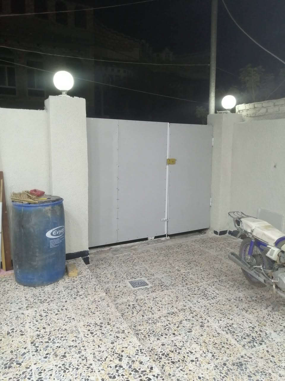 دار للبيع المساحة الكلية ٢٠٠ متر طابو صرف
رقم القطعه ٤١١ ثالث قطعه عن الركن الخارطة حلوه ومرتبه
موقع البيت حلو كوت حي الجامعه خلف العماره الحمره
بناء ٢٠٢٣ نظيف جدآ طابوق بدره
كهربائيات  بوري والماء ومجاري درجه أوله شرط
ماء خطين تانكي عدد ٢ 
كاشي الحي معمل عمار الكبوشي معروف بالحي
الخارطه طابق واحد كامل فول وصاله كامله بالثاني وحمام  الخارطه غرفتين وصاله كبيره ومناور عدد ثنين ومطبخ والاستقبال وكراج ودرج دائري حمام عدد ٢ وحيات عدد ٢ واحد وحده من الغرف سويت خارطه فول
 شبابيك تسكام ثقيل
السعر ١٨٠
اذا اكو قطعه مساحه كبيره اراوس او قطعه ركن حسب القناعه كلمن وسعر ممكن اخذ فرق او انطي فرق  الإمكانات حي جامعه  فلاحيه  سياسين الموقع زين القوس الحشد خلف البانزين خانه
*********** 
***********
