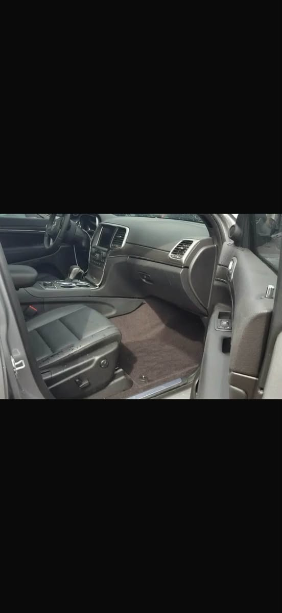 السلام عليكم
للبيع او مراوس بجارجر 

Jeep Grand Cherokee Limited 2018

جيب جراند شيروكي ليميتد 2018

رقم بغداد انگليزي تحويل مباشر

 المواصفات :

 اللون: سلفر

 وارد أمريكي

 محرك 3.6 لتر

 6 سلندر

 دفع رباعي فور ويل

 جنوط 18 إنش

 المواصفات:

رادار

توقف ذاتي عند التحذير

• شاشة لمس

• بلوتوث
Carplay

• Android Auto

• كاميرا خلفية

• حساسات خلفية

• مقاعد جلد

• تحكم كهربائي بالمقاعد

• مثبت سرعة

• بصمة وتشغيل ذكي

• نظام تحكم بالمقود

 فئة ليمتد

 فتحة

الضرر
موضح بالصور بدون ايرباك
 
مكاني بغداد السيدية رقمي ‭ ***********‬

