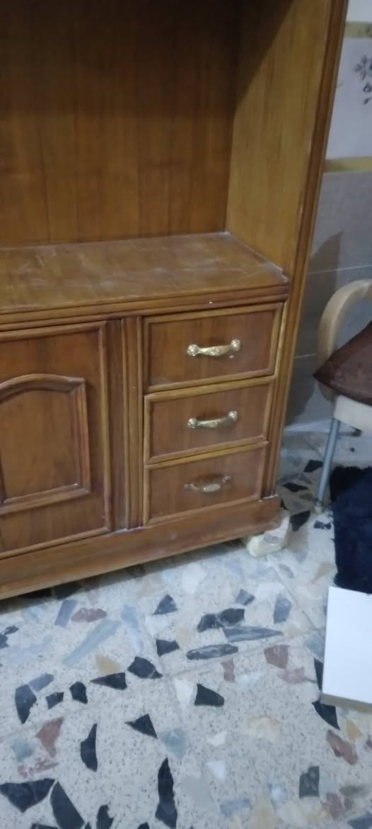 السلام عليكم ورحمة الله وبركاته بوفيه عامودي كما موضح بالصور نضيف جدا السعر ٥٠ بيه مجال موبايل *********** العنوان البياع الشرطه الخامسه
