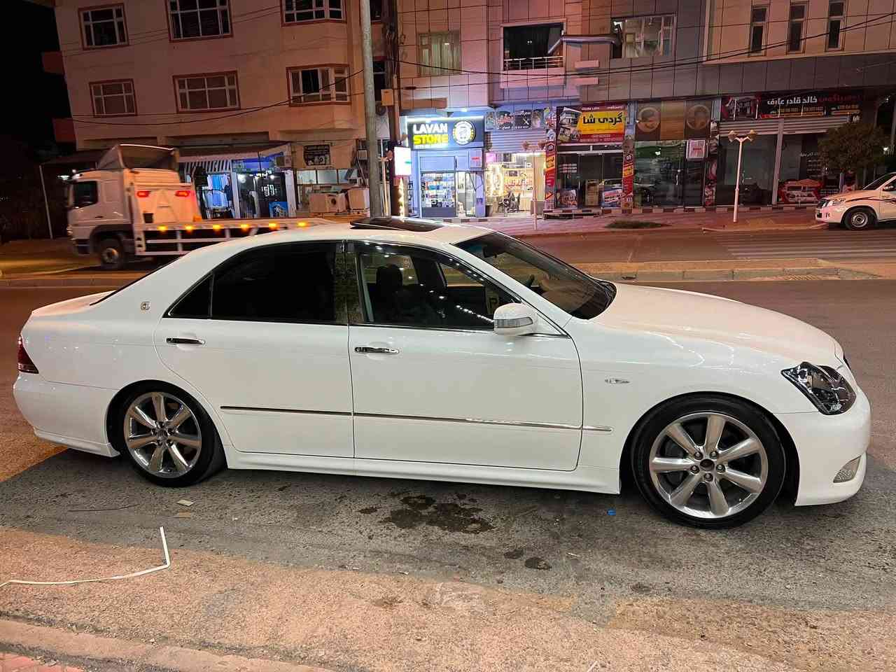 شاهینە   ساخ ١٨٤ جلدو هیتەر ٣ دوگمە سفرە سەیارەکە ٢ پارچە بۆیاخی یابانی هەیە ***********
