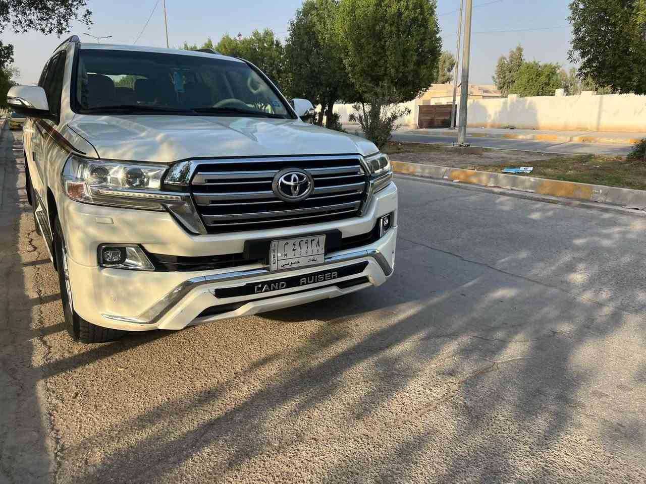 سلام عليكم 
لاند كروز موديل 2017
فول مواصفات فتحه شاشه جبيره 
ويل كروم ماشيه 160ك

بريم سياره بيه بس بنيد مبدل نفس لون فقط السياره كفاله عدا بنيد 
مكان سياره بابل 
سياره بسمي تحويل ثاني يوم 
وباقي مواصفات هيه معروفه ميحتاج اكتبه 
السعر 420بيه مجال 
*********** 
سبعه ركاب 
مكينه 6سلندر

