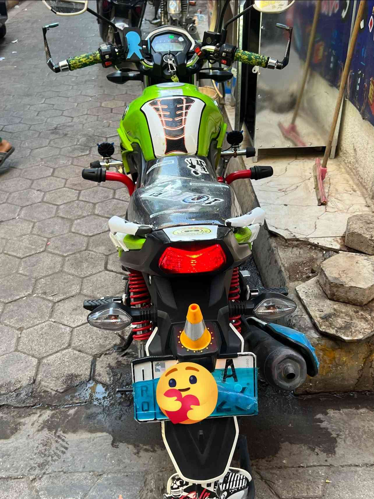 من رخصه الادمن
هاوجي ka  بطح موديل ٢٣ مسجل  لوحات إنكليزي تحويل تحويل اي وقت ثاني يوم هم ايصير 
الدراجه فول مجمبزه مناقصه اي شي دهن بعده جديد او ١٥ والبانزين مفول بل ١٠ لترات 
نضافه الدراجه ١٠٠ بالميه برغي ما مشدود عالمحرك 
ونضافه الكشر لك جديد لا بيه كلبه ولا كلشي 
لان من المحل للبيت شغلي 

ملاحضه فقط بيه دخنه خفيفه يراد تنضيف الكابريتر وصخه 
اني ما عندي مجال لان ارجع من الشغل بال ٩ وره 

المهم السعر ١٧ ونص /// وبيه مجال قليل 
للتواصل هذه رقمي  او وخاص ***********
