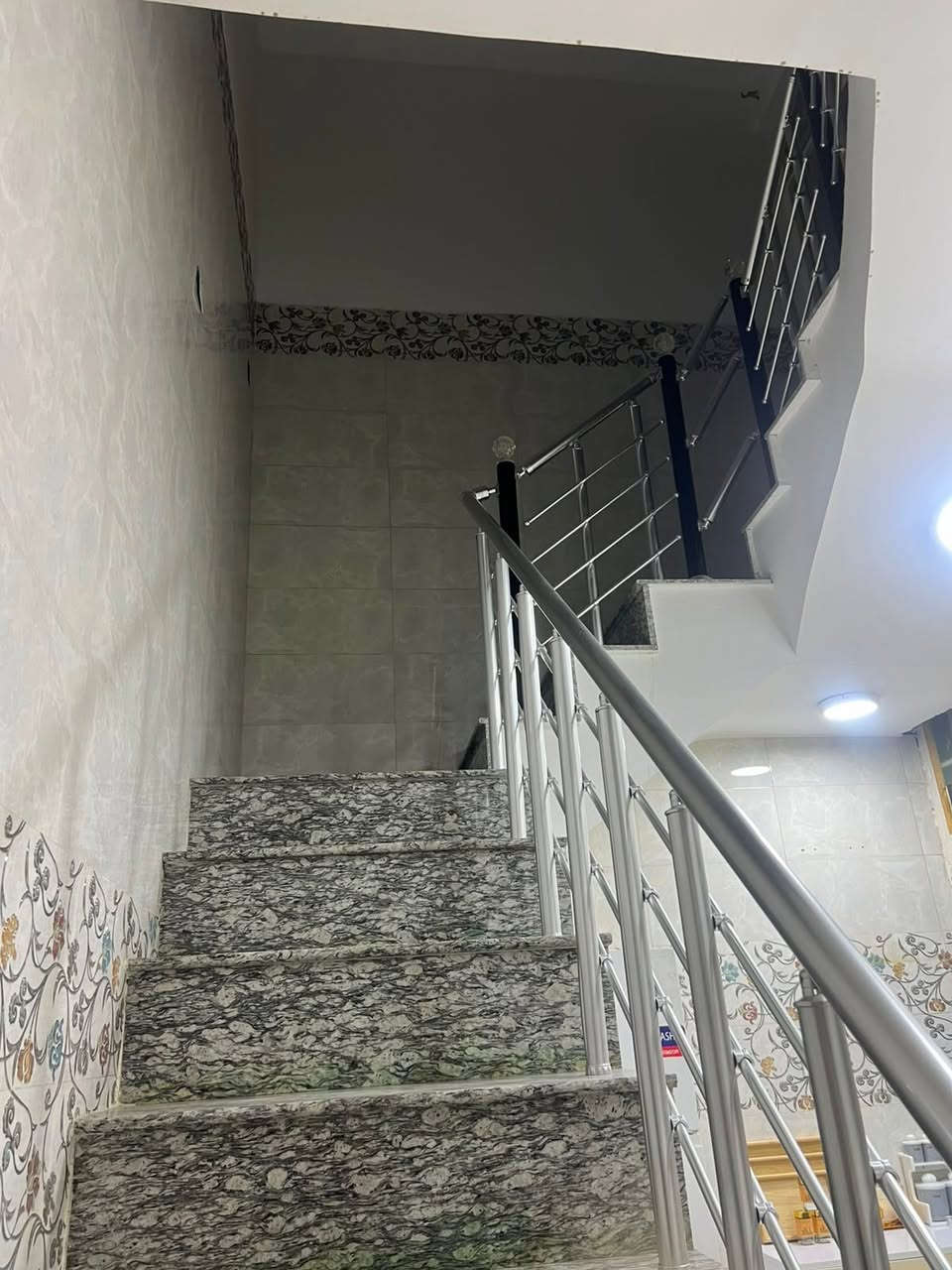 السلام عليكم 
للبيع بيت في حي الصحة قرب مشروع الماي قرب الكورنيش مساحة ٨٠متر 
الواجھة ٥متر 
للتواصل ***********
