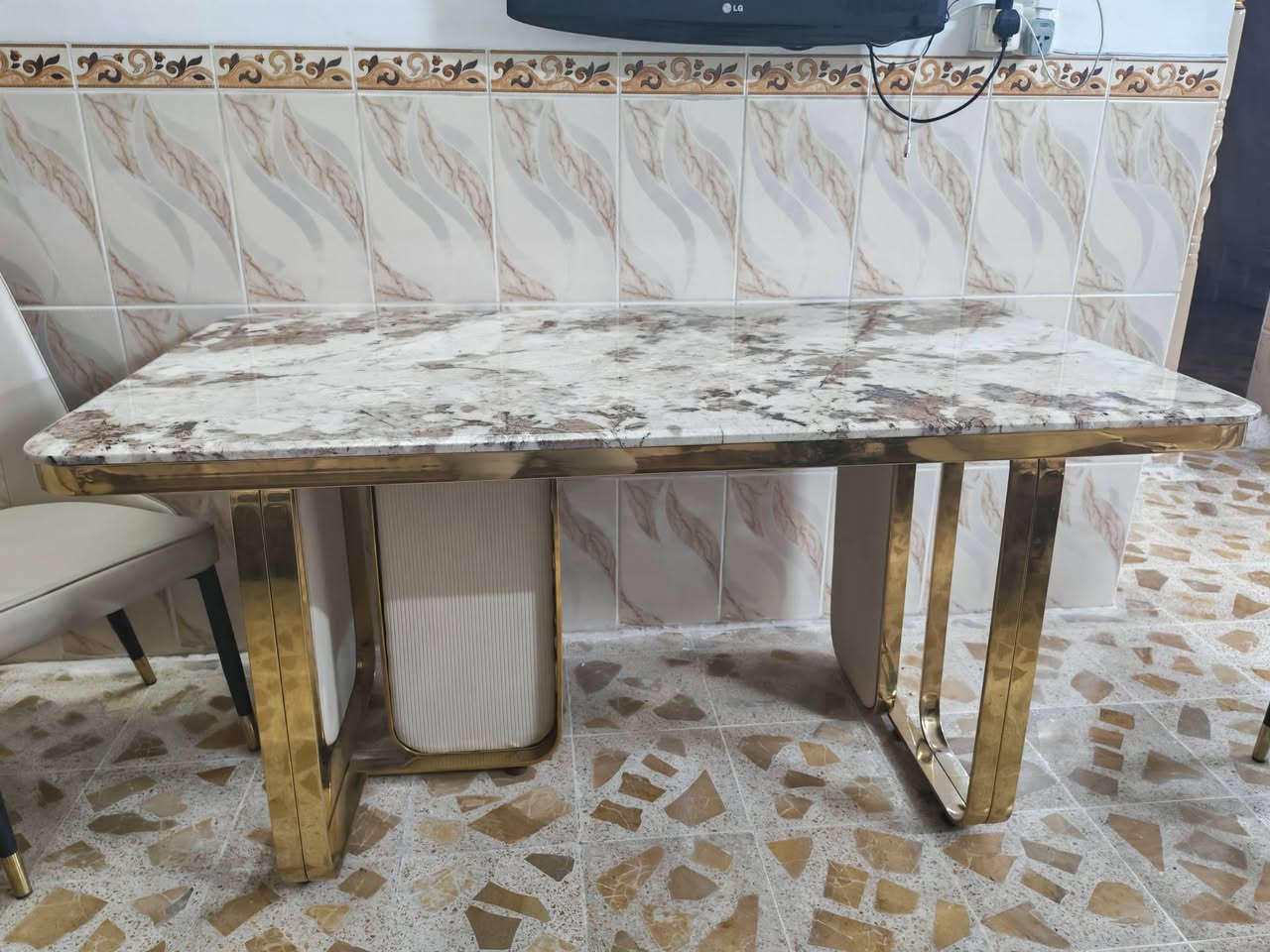 ميز طعام مميز مصنوع من المرمر  مع ٦ كراسي بسعر راقي 600 جديد 
على الرقم
***********

