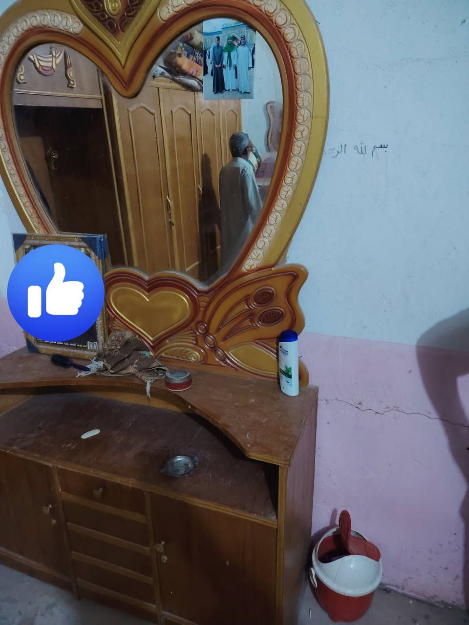 السلام عليكم للبيع غرفت خشاب شوفت عينك مرتبه وسعره ٣٠٠ مكان نجف لشراي يتصل عل خط رقمي ***********

