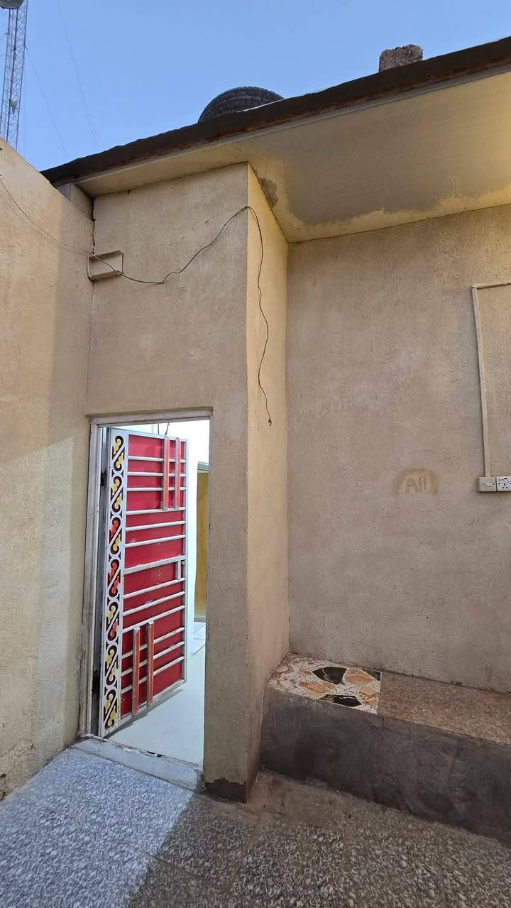 بيت للايجار ابو الخصيب طريق الصحراء قرب جامع سيد الشهداء سعر البيت 350 مساحة 200 م يحتوي 3 غرف (غرفة ماستر )وصالتين واستقبال  يحتوي مطبخ  وصحيات  وحديقة خلف المنزل بيه خط مولد 4 امبير مجاني البيت قريب على الشارع العام ***********
