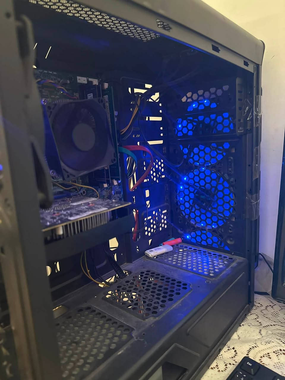 سلام عليكم 
المواصفات مذكوره بالصور
والكرت؛ NVIDIA GeForce GTX 1050 Ti
معالج : CPU
Intel(R) Core(TM) 15-4570 CPU @ 3.20GH
 16.0 GB : RAM

Storage (2)
SSD - 119.2 GB
HDD - 1.8 TB
باور سبلاي: Dell أصلي 255W
طبعاً كل الالعاب الي موجودة بالصورة تشغلهم وبصورة طبعية 
سعر: 300 الف ( بيها مجال)
مكاني البصرة الحكيمية 
***********
