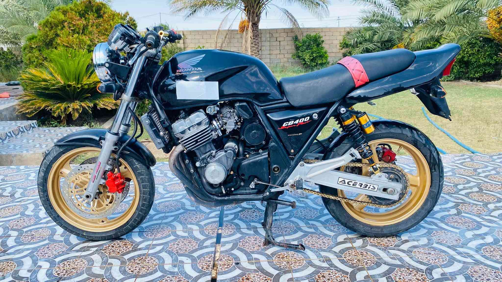 السلام عليكم
سيبي 400 جيل اول 16ولف 

اوراق كامله مو كلك 

كهربائيات كله شغاله 

محرك لاتبخير ولا تنقيص شلعه ومعدل خير من الله 

نواقص فقط عداد مال دشبول واير كيلو متر وبريك امامي يحتاج تنفيس ودسكات 

ترهم مراوس حسب القناعه سعر خاص والموشراي لايطبلي بس يسئل وذا متعرف بيهن هم لاطب واني خادم 

***********
