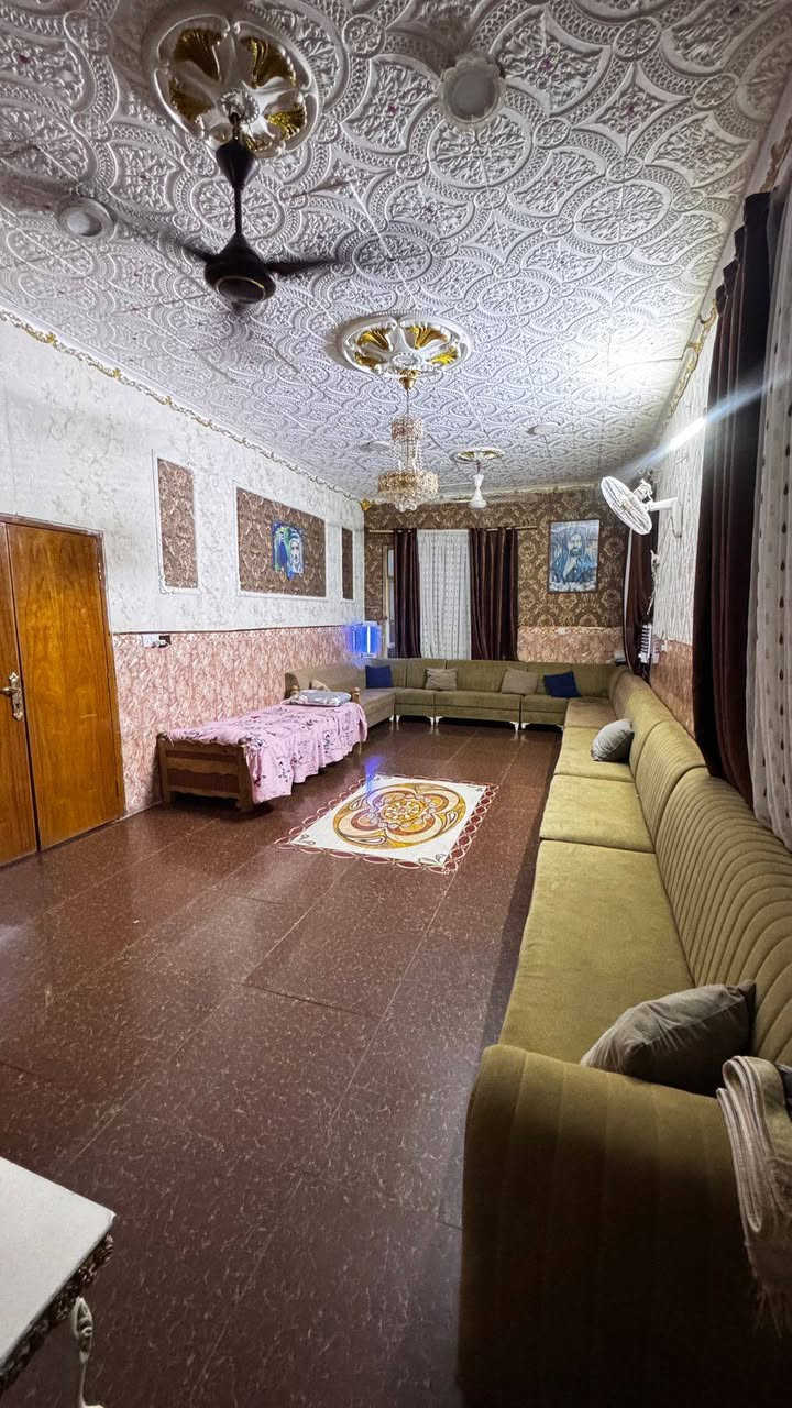 دار سكن قاطين  مع ارض زراعية للبيع 
مو بيت عباره عن فيلا ماشاء اللّٰه يتكون من ٤ غرف منام وديوان
جنس العقار عقد سند ٢٤ 
#المساحه الكليه دونم و ٤٠٠ 
يحتوي القاط الاول على غرف منام 2 واحدة منها تحتوي على سويت 
و استقبال كبير بمساحة ٤*٨
و مطبخ 
ومنور 
وصاله و وصحيات داخلي وخارجي
وكراج سياره يسع 5
وحديقة امامية بمساحة كبيرة 
اما القاط الثاني يحتوي على غرف منام ٢ 
بستان بمساحة كبيرة 
يحتوي على مخازن عدد ٢ 
وحقل للأبقار بمساحة كبيرة 
ويحتوي على ٥٠ نخلة ٣ منها بربن والباقي خستاوي وزهدي 
وتين بني مسلم 
وموطورات ٢ للسقي واحد على النهر حول البيت 
والثاني على البزل وقريب جدا من البيت 
العنوان : كربلاء _ الحر _ السوادة _ قرب سيطرة البزل 
موقع راقي •
جميع الخدمات متوفره ماء كهرباء شارع تبليط 
شغل البيت كله درجة أولى مع مولدة شارع 
السعر ١٧٠ وقابل للتفاوض 
للاستفسار الاتصال  ***********

