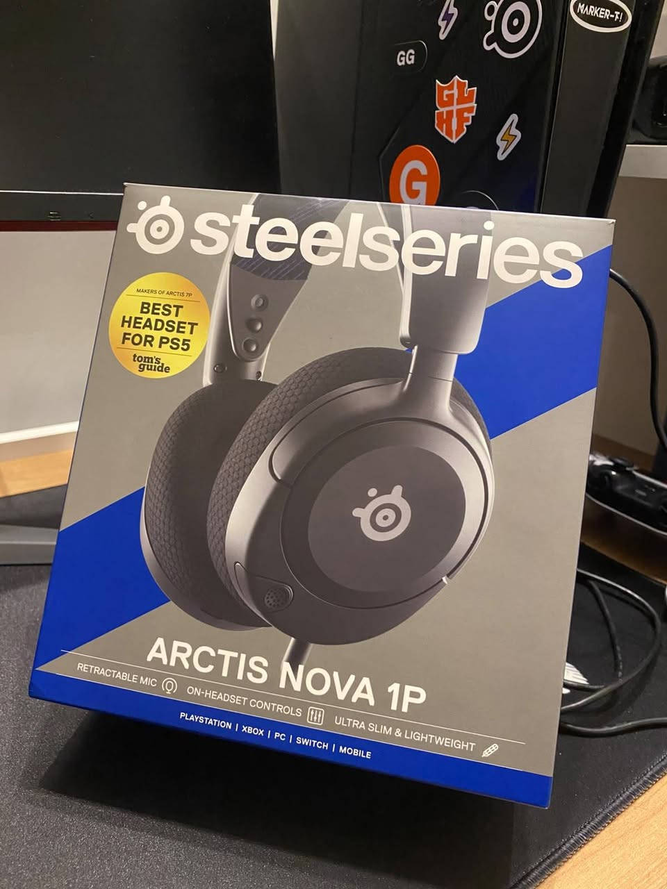 سماعه steelseries arcits nova 1p
وزن خفيف،مايك ممتاز،وسادات أذن كلش مريحه 
ملاحظه: لاستيكرات مأخوذة من السماعه 
سماعه كلش نظيفه واذا تريد هم تفحصه 
سعر 50 
*********** تواصل هذا الرقم
المكان البنوك
