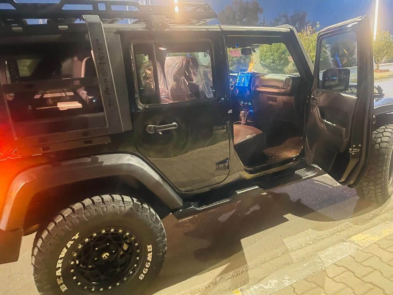 سلام عليكم 👋👋👋👋🏿
Jeep wrangler UNLIMITE SPORT ⛰️ 4x4 2017
• ⛽ بنزين كامل
V6• 
• 
🛠️ الإضافات والتعديلات (بقيمة تزيد عن 8,000$)
الترفيـع والتعليـق (Rough Country):
• ترفيعة تعليق 2.5 إنش + رفعة بدي 1.25 إنش.
• دبل ستيرن مزدوج + تراك بار متغير.
تايرات 37
الإضاءة والكهربائيات:
• لايتات أمامية وبروجكترات ”بروجكترات جبال.
• إنارة شباك ملون + ليد سبير خلفي + 
• لوحة تحكم بالإنارة (AUX) وايرلس + جهاز تشغيل أمريكي.
الإضافات الخارجية والداخلية:
• وينج (Winch) قوة 6 طن + شوتة خارجية (Snorkel).
• دوسات جانبية كهربائية م + سقف تخيم  
• إنارة داخلية مع مخارج تبريد مميزة + 
• كاميرا أمامية مدمجة مع المرآة الداخلية+ حساسات أمامية وخلفية.
معدات التخييم والرحلات:
• سيباية سقف مع إنارة + 
• ميز سفرات مدمج بالصندوق الخلفي.
• أبواب صيفية إضافية مع القواعد الخاصة بها.
• إضافات وأكسسوارات متفرقة أخرى

حادث 
بدون بدون ايرباك‼️‼️‼️
ملاحظة كل القطع.  اصلية  
مكان بغداد / مجمع ايادي العدل 
السعر 205$ بيها مجال بسيط واتساب متوفر👍  ***********
