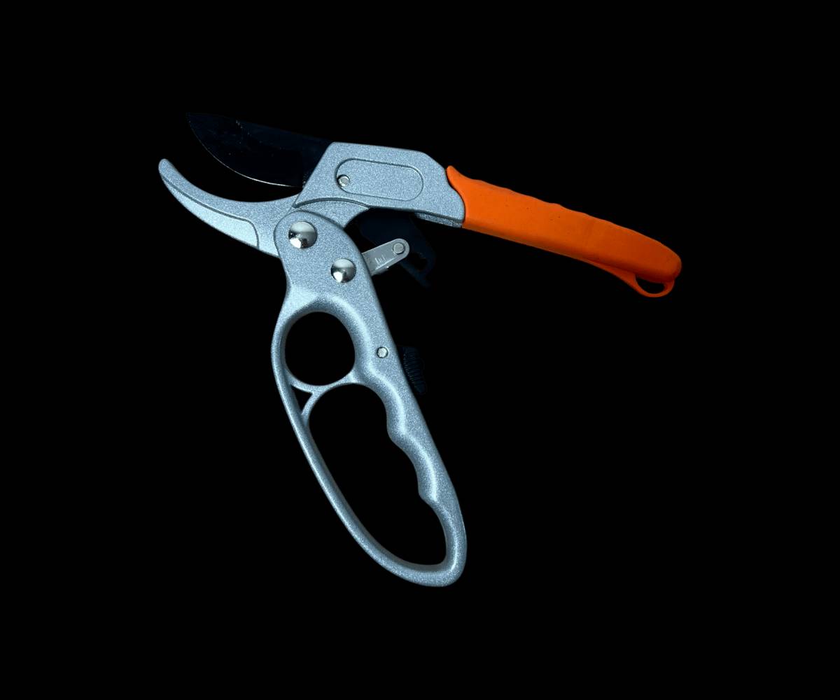 وصل حديثاً ♥️🔥 
مقص تقليم الحدائق✂️
مثالي لتقليم الأشجار والزهور والنباتات في الحدائق.
يمكن استخدامه بسهولة لقص الأغصان والأوراق الجافة أو غير المرغوب فيها.
أداة لا غنى عنها لمحبي الحدائق والمزارعين.
المميزات:
مقص تقليم قوي ودقيق مصمم لتحمل الضغط.
مقبض مريح مع تصميم مضاد للانزلاق يضمن التحكم الكامل أثناء الاستخدام.
شفرات حادة مصنوعة من الفولاذ المقاوم للصدأ لضمان القطع السلس والدائم.
تصميم خفيف الوزن يسهل حمله واستخدامه لفترات طويلة دون تعب.
سعر 10الف /توصيل لكل محافظات العراق بي5الف ماعد بغداد 3الف