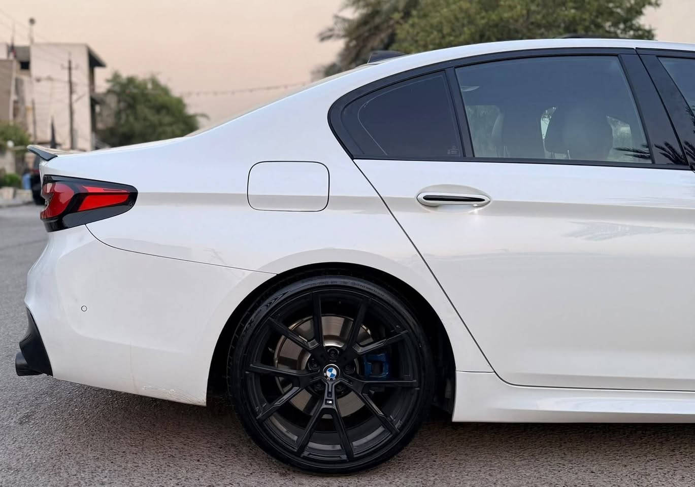 � للبيع أو المراوس | BMW 540i
ام بكج بلاد  محدث كامل ٢٣ 
محرك ٦ سلندر تون تيربو 

🚘 الموديل: 2018
🇺🇸 الوارد: أمريكي
بيع او مراوس حسب القناعة

⚙️ المواصفات:
• محرك ٦ سلندر تون تيربو
• ماشية 80 ألف ميل
• ام بكج بلاد كت وفجوج وحزام امان وداخل 
• السيارة جاهزة بالكامل وادامه كامله
🌟
✔️ شاشة كبيرة لمس وماوس وتحكم بل ايد عن بعد
✔️ كاميرا
✔️ رادارات
✔️ حساسات أمامية وخلفية
✔️ التحكم بالصوت بالإشارة (Gesture Control)
✔️ سقف بانوراما (ستايل رولز رويس)
ويل كب ام اصلي حجم ٢٠ 

📌جاملغ وباب سايق مبدل بلادي وحافه لباب فقط لباقي كفاله

💵 السعر: 260 
مكاني بغداد الدوره 
***********
