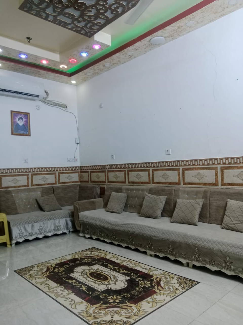 دار 100متر طابو زراعي شارع المعمل سادس  بيت عن شارع الرئسي موقع كلش مرتب منطقت الكريشات مشموله بل تطويب ومرقمه البناء طابوك جمهوري صب كونكريت الساس والسقف يحتوي على غرفه وصاله ومطبخ وصحيات داخليه وخارجيه وستقبال للاستفسار زورو مكتب الغريري ركن شارع حاتم الخير 
الرقم ***********سيد احمد
