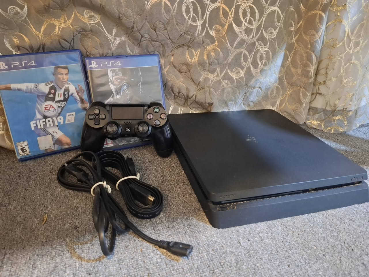 السلام عليكم جهاز ps4 للبيع
لوك ستيكر ما مفتوح ملحقات كاملة اصلية 
جويستك واحد اصلي + اقراص اثنين
FiFA19
Mortal kompat xl
تحديث 13
السعر 210 الف فقط  ***********
