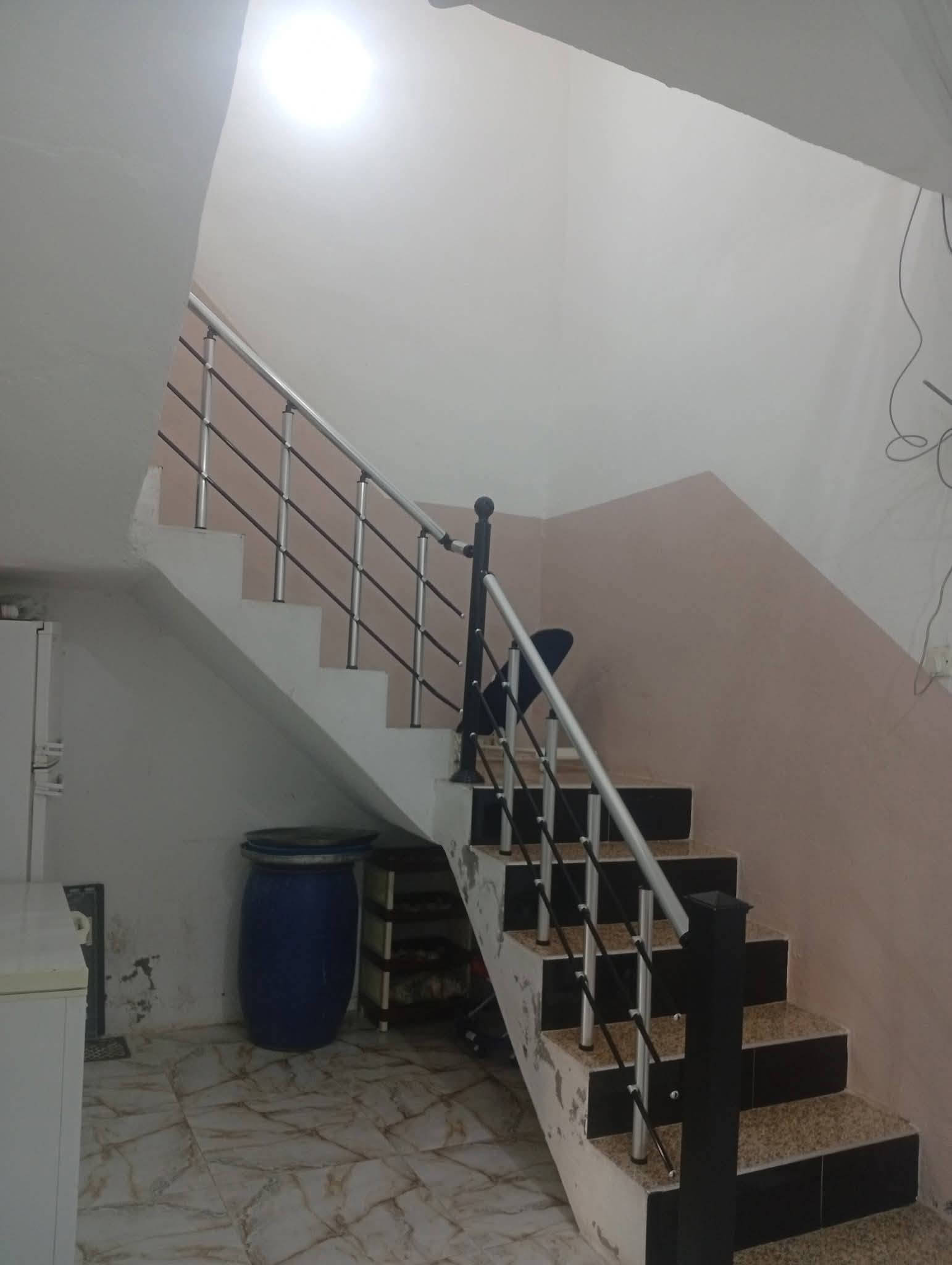 🏡 دار للبيع 
📍الموقع : بهرز ـ حي القادسية ـ قرب اسواق صباح الدليمي 
📐 المساحة : 150م الوجه 7.5 
🧾 زراعي سند 25 
✅ يتكون الدار من طابقين 
1️⃣ گراج كبير ، أستقبال ، مطبخ ، صالة ، غرفتي نوم 
دورتي مياه
2️⃣ 3 غرف نوم ، صالة ، دورة مياه ، بيتونة 

✅ خدمات كاملة( ماء ،مجاري، كهرباء، شارع تبليط ) 

للأستفسار : ***********
