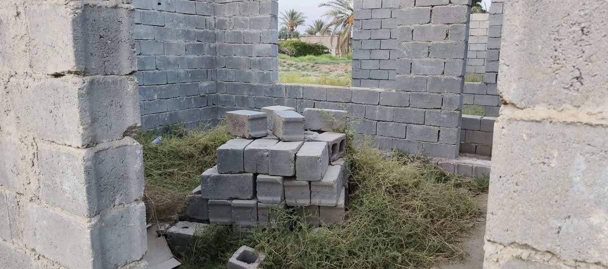 قطعه أرض مساحتها 200 متر مبني بها غرفتين للسكف مع ٧٠٠ بلوكه
محوله الكهرباء تبعد عليه عشره امتار + ماء قريب عليه موقعه حلو وفرعها مرتب 

معاملتها كامله مال تطويب للجنه كشفت عليه واخذت المعامله وتكدر تاكد من بلديه

موقعه خلف بيت قاسم اسويدان يم بيت أبو عمر طه خضير

للأستفسار *********** بي وتساب
