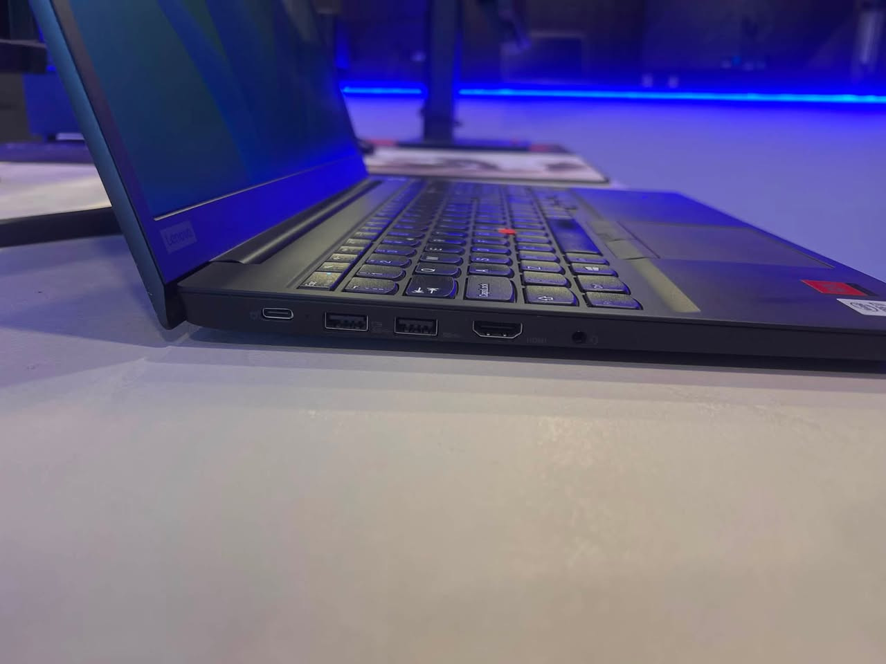 السعر: 480,000 (قفل نهائي)
رقم :*********** WhatsApp 

💻 لابتوب أنيق وعملي للأداء العالي | Lenovo ThinkPad E15 💼
إذا كنت تبحث عن لابتوب يجمع بين قوة الأداء، الفخامة، والسعر المناسب للشغل، الدراسة، أو الاستخدام اليومي، فهذا الجهاز هو خيارك الأمثل! 🔥
⚙️ المواصفات التقنية:
 المعالج (CPU): Intel Core i7-10510U (الجيل العاشر السريع)
 الرام (RAM): 8 جيجابايت
 التخزين (Storage): 256 جيجابايت SSD (سرعة عالية في الإقلاع ونقل البيانات)
 كرت الشاشة (GPU): مزدوج (AMD Radeon RX 640 بسعة 2 جيجابايت + Intel UHD Graphics) للأداء الرسومي الجيد
 الشاشة: 15.6 بوصة بدقة FHD واضحة ومريحة للعين

✨ مميزات إضافية:
 الحالة: مستخدم بحالة نظيفة جداً وممتازة 👌
 السعر: 480,000 (قفل نهائي) 💵
 الضمان: ضمان حقيقي لمدة شهر كامل لتشتري وأنت مرتاح البال 🛡️
 التوصيل: خدمة التوصيل متوفرة بسعر رمزي (5,000 دينار فقط) 🛵
