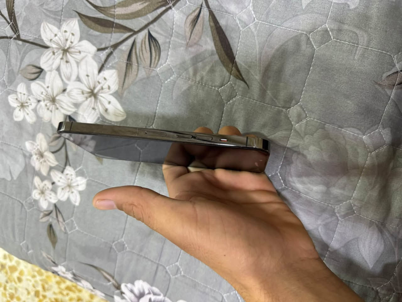 ‏سلام عليكم ‏جهاز أيفون 13 ‏Pro ماكس تك ‏سيم كارت ‏جهاز فول نظيف شاشة مامفتوحة بطارية ما مفتوح ￼￼ بطارية 🔋 77 جهاز حيل نظيف  ￼
‏أمريكي أصلي 
‏رقم الاتصال  ***********و
واتساب ***********
‏الرسائل على الخاص

￼￼￼

نص مكتوب في الصور:
- ١٢:٤٦
- حالة البطارية والشحن
- رسالة مهمة حول البطارية
- حالة بطاريتك متدنية جدًا. يمكن أن يبدل أحد مزودي خدمة Apple المعمدين البطارية لاستعادة الأداء والطاقة القصويين.
- العثور على خيارات الخدمة...
- الحد الأقصى للقدرة
- ٪٧٧
- هذا قياس لقدرة البطارية مقارنة بقدرتها عندما كانت جديدة. قد تتسبب القدرة المنخفضة بتقليل ساعات الاستخدام بين عملية الشحن والأخرى.
- أقصى قدرة للأداء
- ستساعد الأنظمة المضمنة في النظام والمكونات في تخفيف آثار الأداء التي قد تلاحظها أثناء التقدم الكيميائي في عمر بطارية iPhone.
- شحن البطارية المحسن
- للحد من استنزاف عمر البطارية، يتعلم الـ iPhone من عادات الشحن اليومية، بحيث ينتظر ولا يتجاوز ٨٠٪ حتى يحين موعد حاجتك إلى استخدامه.