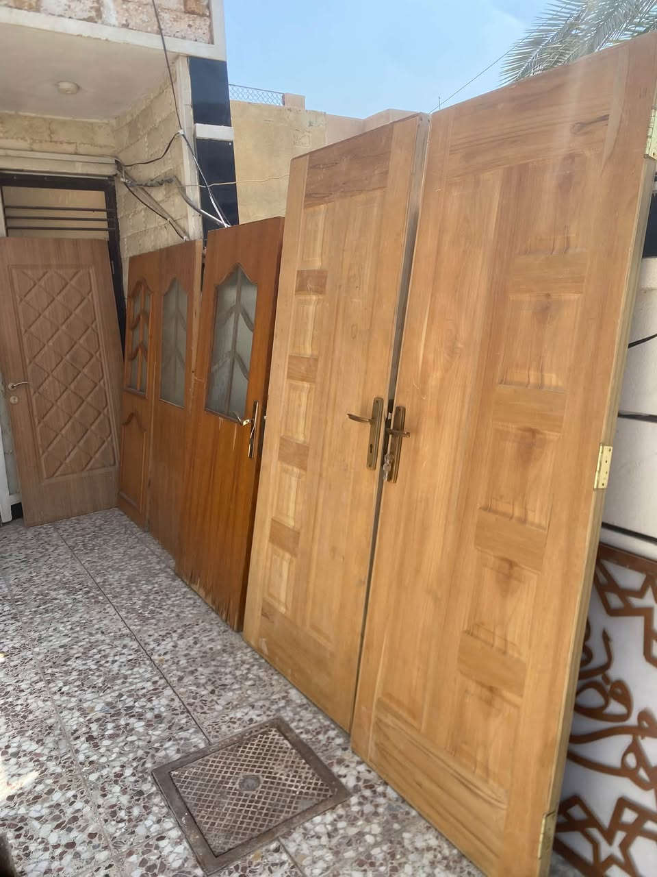 سلام عليكم يوجد بابين  صاج   غير  مستخدمات وغير مصبوغات وباب صاج مستخدم وقواطع عدد ٢وباب تركي مستخدم بدون جرجوبه  السعر ست أبواب ٢٢٥وبي مجال العنوان بغداد العامريه  رقم ***********
