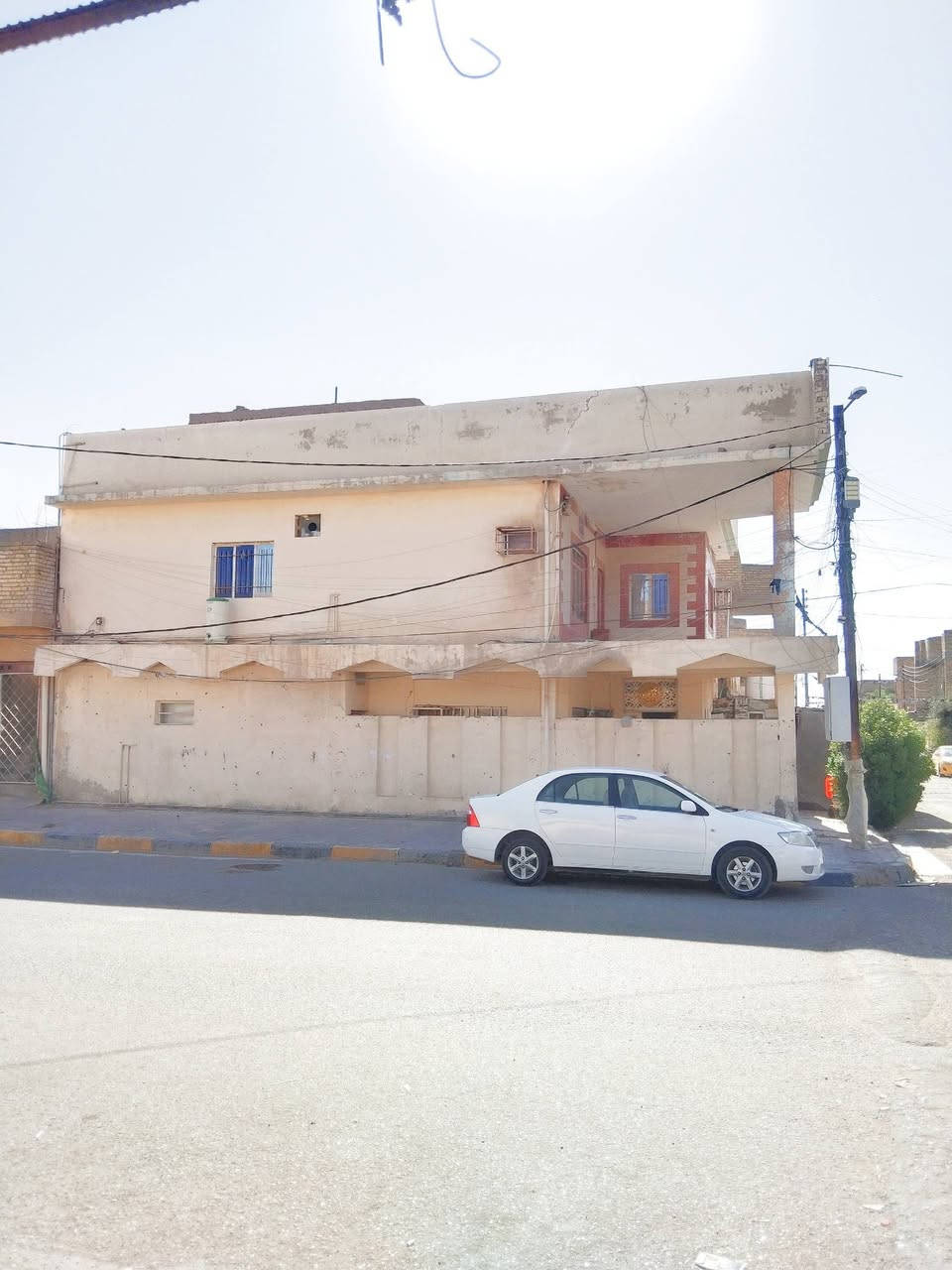 للبيع منطقة انوار الصدر طابقين بيت بال ١٥٠ متر. ركن على شارعين الطابق الاول استقبال هول مطبخ وغرفة نوم صحيات خارجية الطابق الثاني ٣ غرف نوم وصالة وحمام *********** فقط واتساب اوماسنجر
