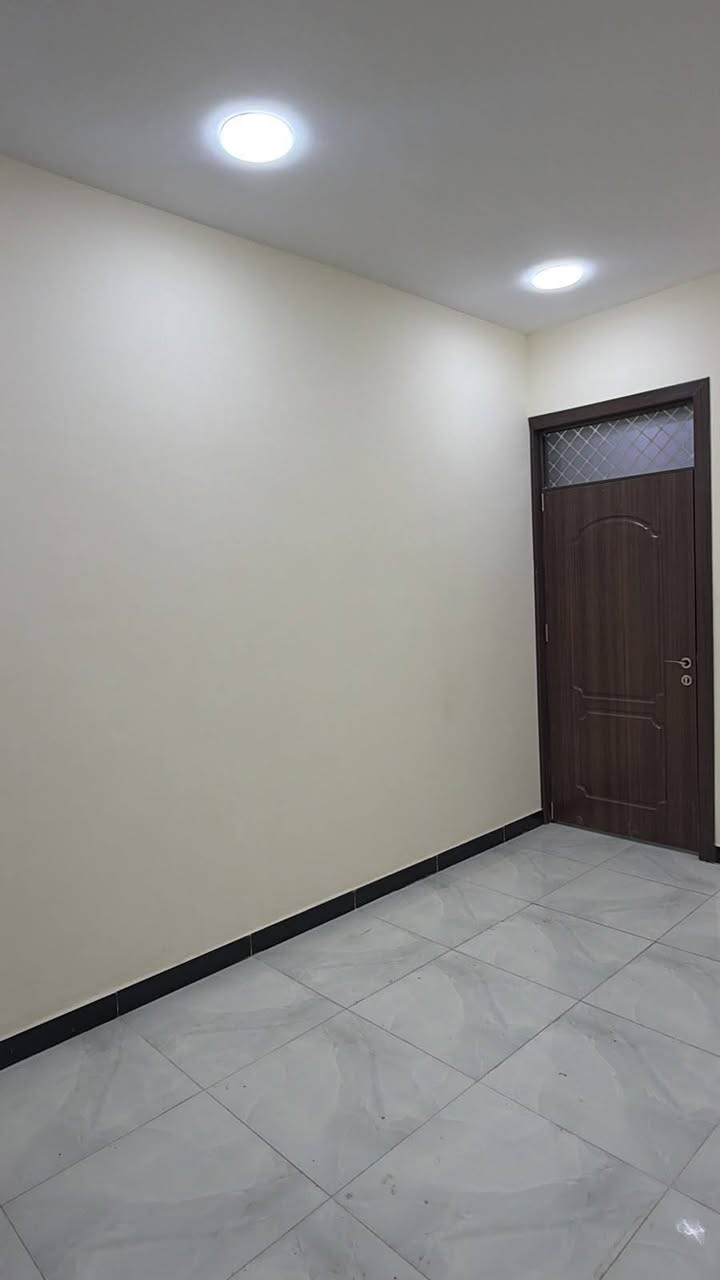 السلام عليكم 
بيت للبيع بسعر مناسب 
بناء حديث 2025 (52متر) ديلوكس
الواجهة سيراميك
الطابق الارضي استقبال كبير 
مطبخ+حمام+منور كلة سيراميك 
المطبخ كبير جدا
الطابق الأول غرفتين نوم 
الغرفة الاولى تحتوي على سويت سيراميك
الغرفة الثانية اكبر وبيها بالكون
يحتوي على سطحين وبيتونة 
للأستفسار *********** اتصال+واتساب
