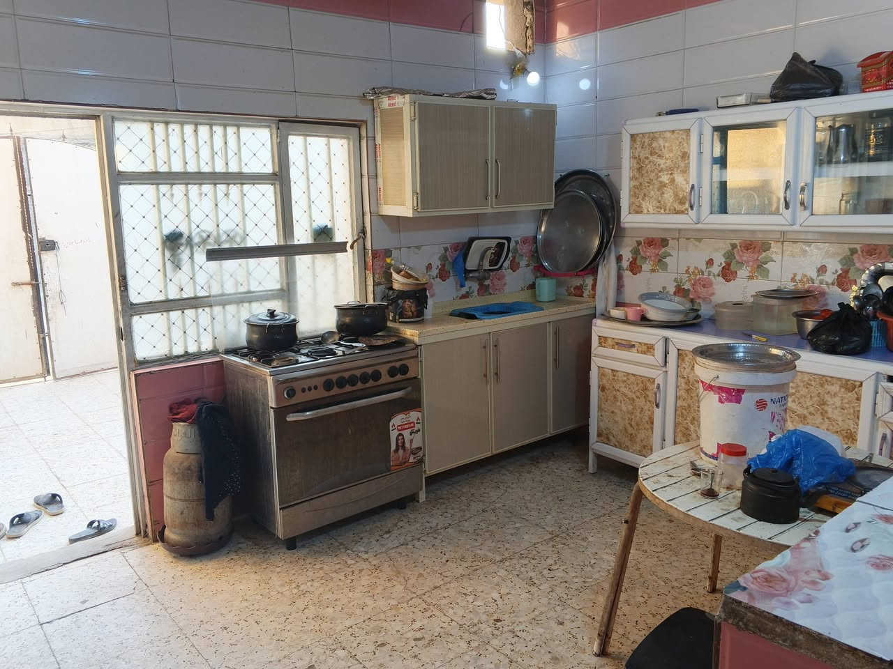 السلام عليكم بيت للبيع منطقة العبيدي قريب ع الشارع يم حسينية دموع الزهراء 
مساحة البيت 236 متر واجه 10 ونزال 23 ونص
يحتوي على استقبال وصاله ومطبخ وغرفتين نوم وصحيات البيت صب مسلح المنطقى تبليط ومجاري وكهرباء  البيت فقط مكاتبه سعره 95 مليون وبي مجال للاستفسار *********** مكلف بنشر
