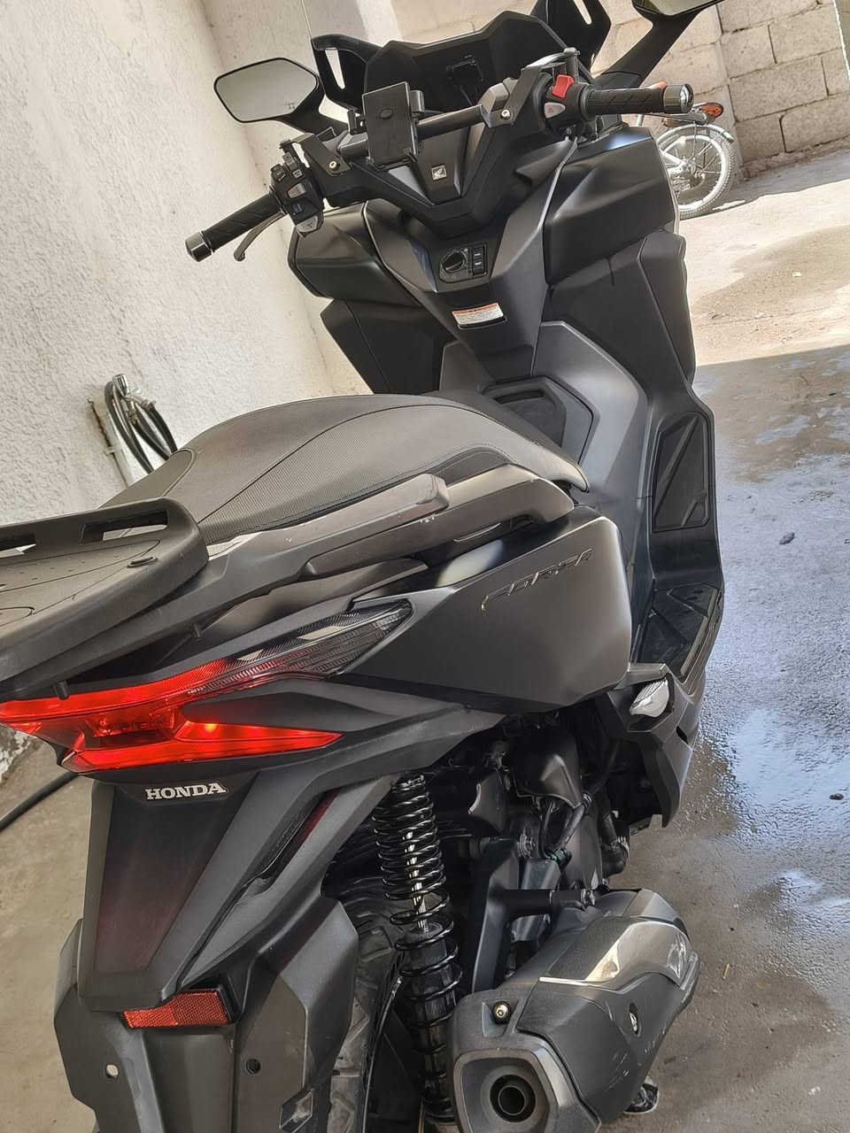 للبيع: هوندا فورزا 300 (Honda Forza 300) - صفر 13 🛵🔥
ماشاء الله.. دراجة بنظافة العارضات، بلادية بحالة الشركة وجاهزة للركوب مباشرة بدون أي مصاريف.

​أبرز المواصفات والتفاصيل:

​الموديل: هوندا فورزا - صفر 13.

​العداد (المسافة): ماشية 26,696 كم فقط.

​نظام المكابح: مانع للانزلاق (ABS) أمامي وخلفي لأعلى درجات الأمان.

​الإضاءة: منظومة إنارة LED كاملة (أمامية وخلفية وإشارات بالمرايا) بنظافة ممتازة.

​الجام الإلكتروني: جيل تحكم كهربائي متحرك للتحكم بارتفاع الجامة الأمامية.

​المحرك والبدي: نضافة بلاد، لون أسود مات (Matte Black) فاخر بدون شخوط، محرك ونواعم بشرط الفحص.

​الإضافات: قاعدة موبايل وقاعدة صندوق خلفي جاهزة.

​الأوراق: مكفولة وكاملة من كلشي.

​السعر: [28ورقه] (قابل للتفاوض البسيط للجادين).

المكان: [بغداد الشرطه الرابعه سويب].

التواصل: عبر الخاص أو الاتصال على الرقم: [***********].
