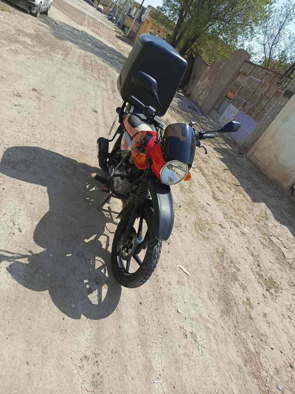 السلام عليكم بوكسر جبلي موديل 23شهر 11 الدراجه كامله رقم بغداد نكليزي بس تستلمه هزه جديده بسمي تحويل ثاني يوم الدراجه مكفوله من التنقيص ول تبخير وشاصي  وكهربايات مبدل كلجات جدد تايرات جدد مكاني بغداد سبع البور السعر 2و150 وبيها مجال بصيط ***********
